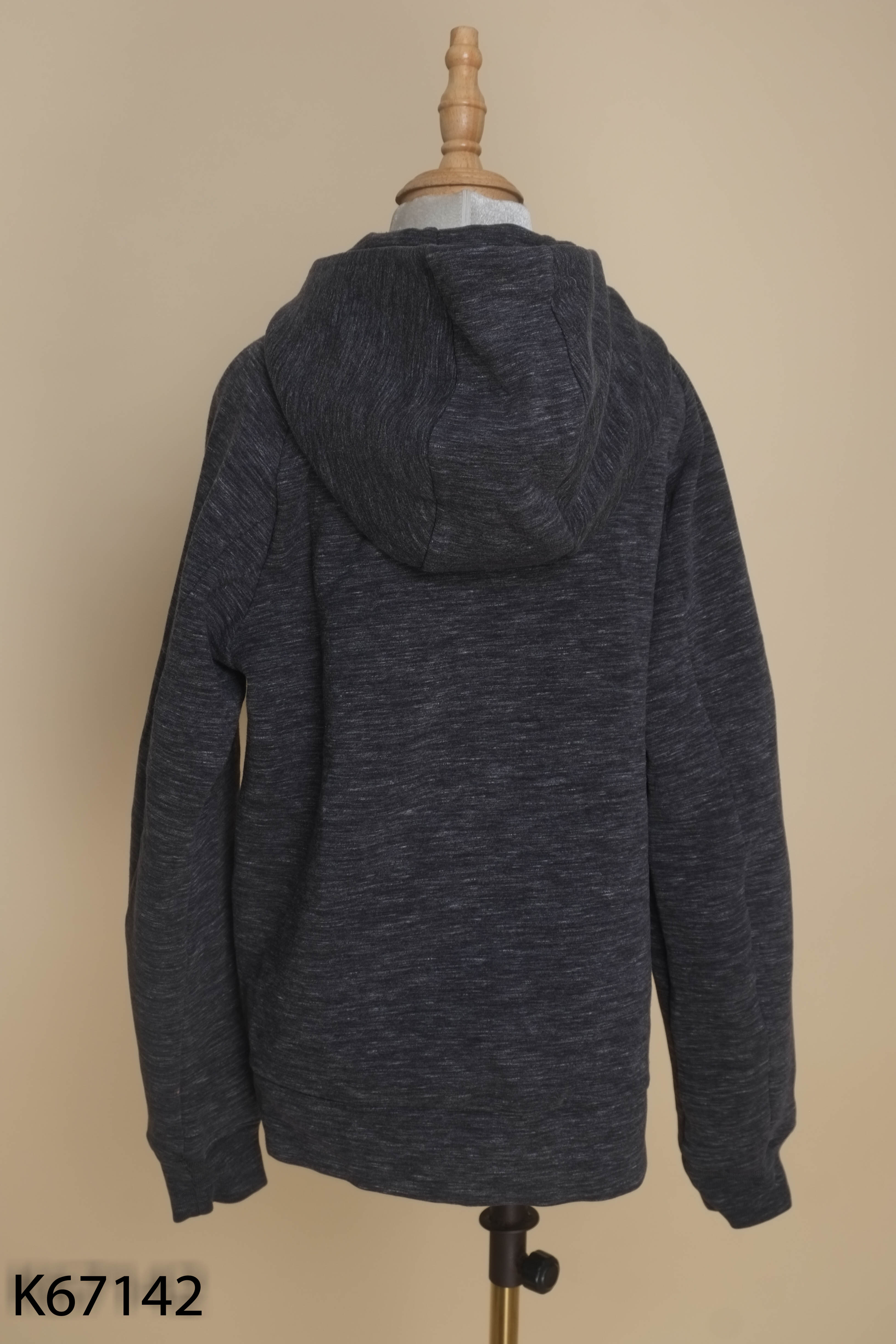 Áo khoác nỉ xám đậm UNIQLO phối mũ