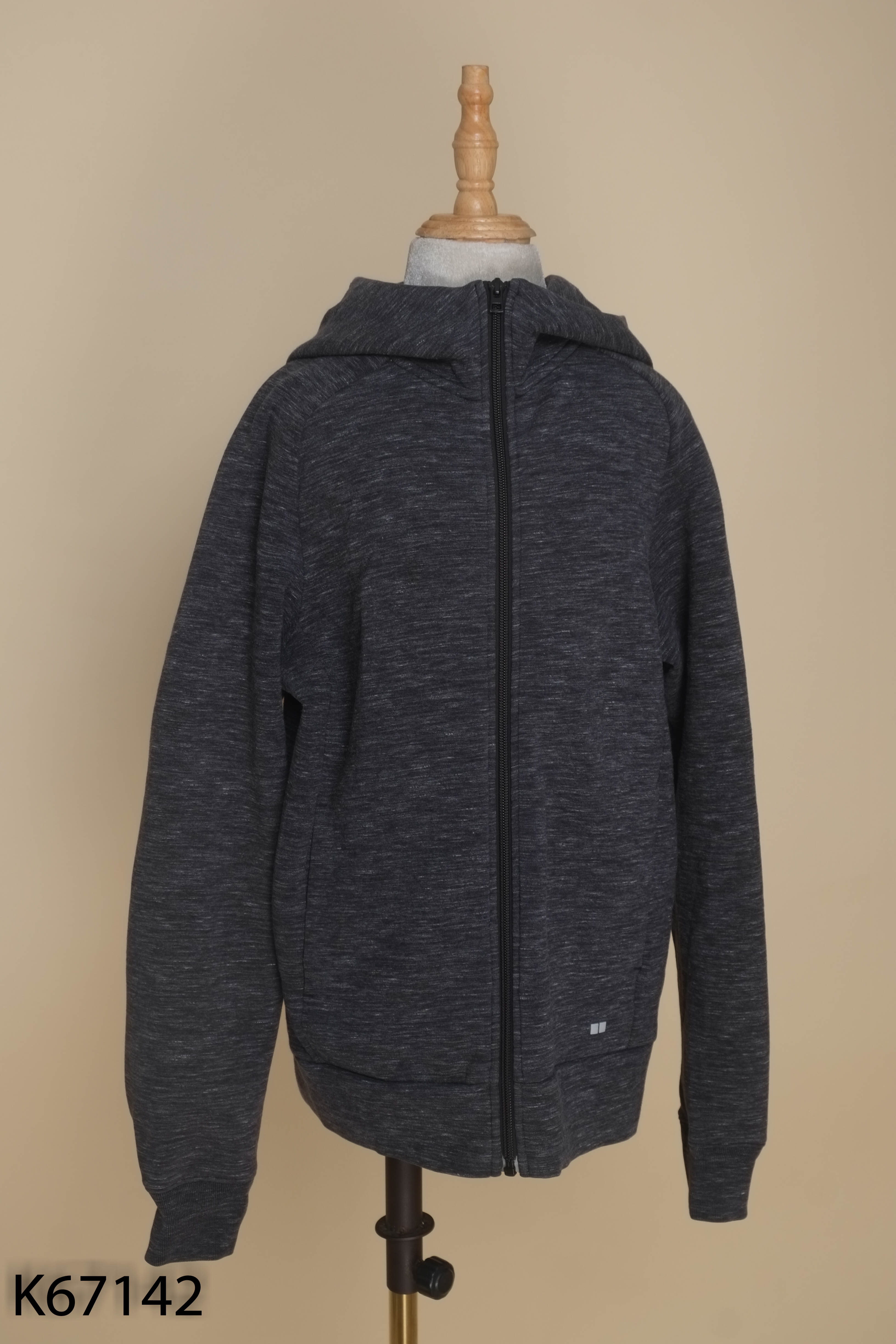 Áo khoác nỉ xám đậm UNIQLO phối mũ