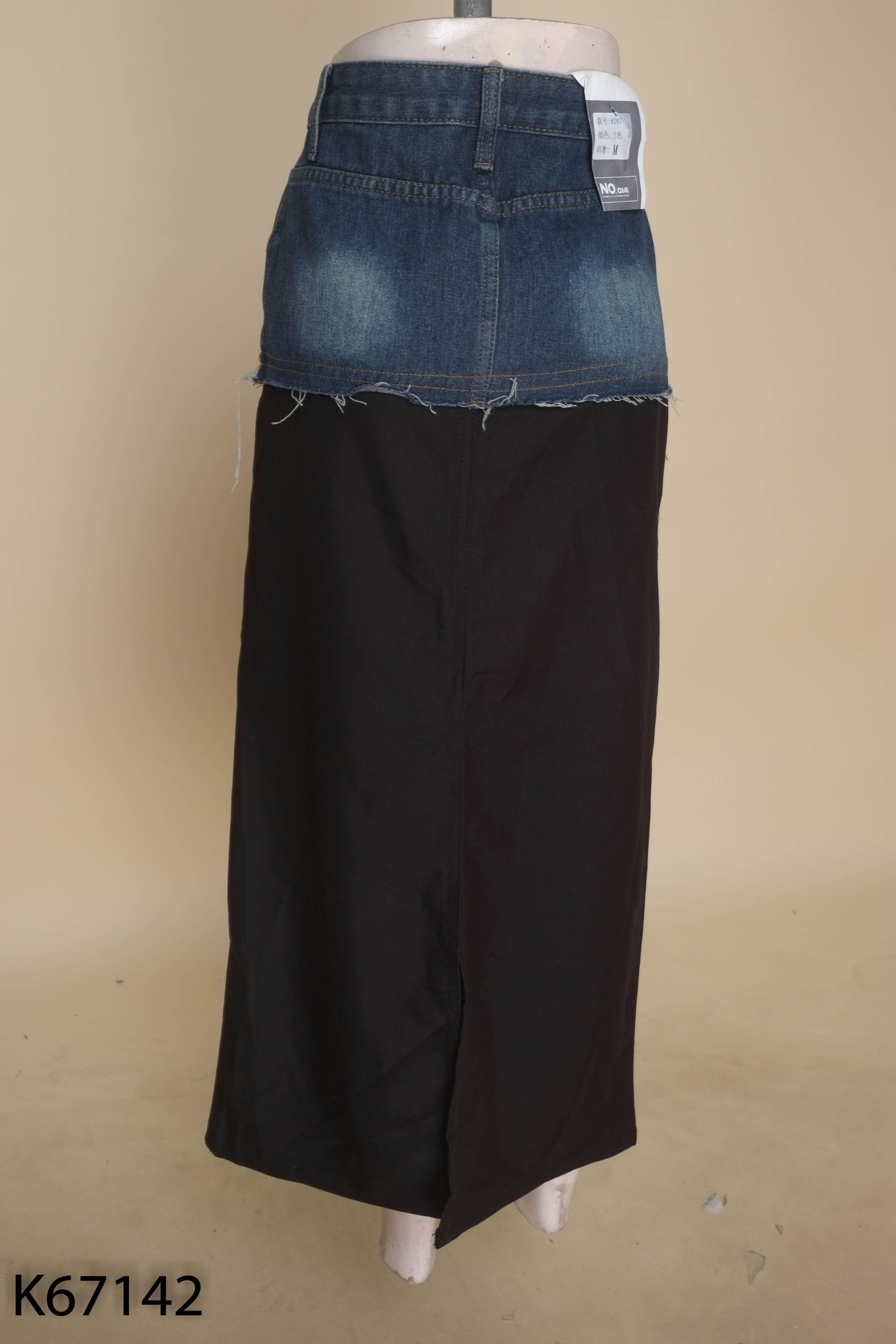 Chân váy đen phối jeans