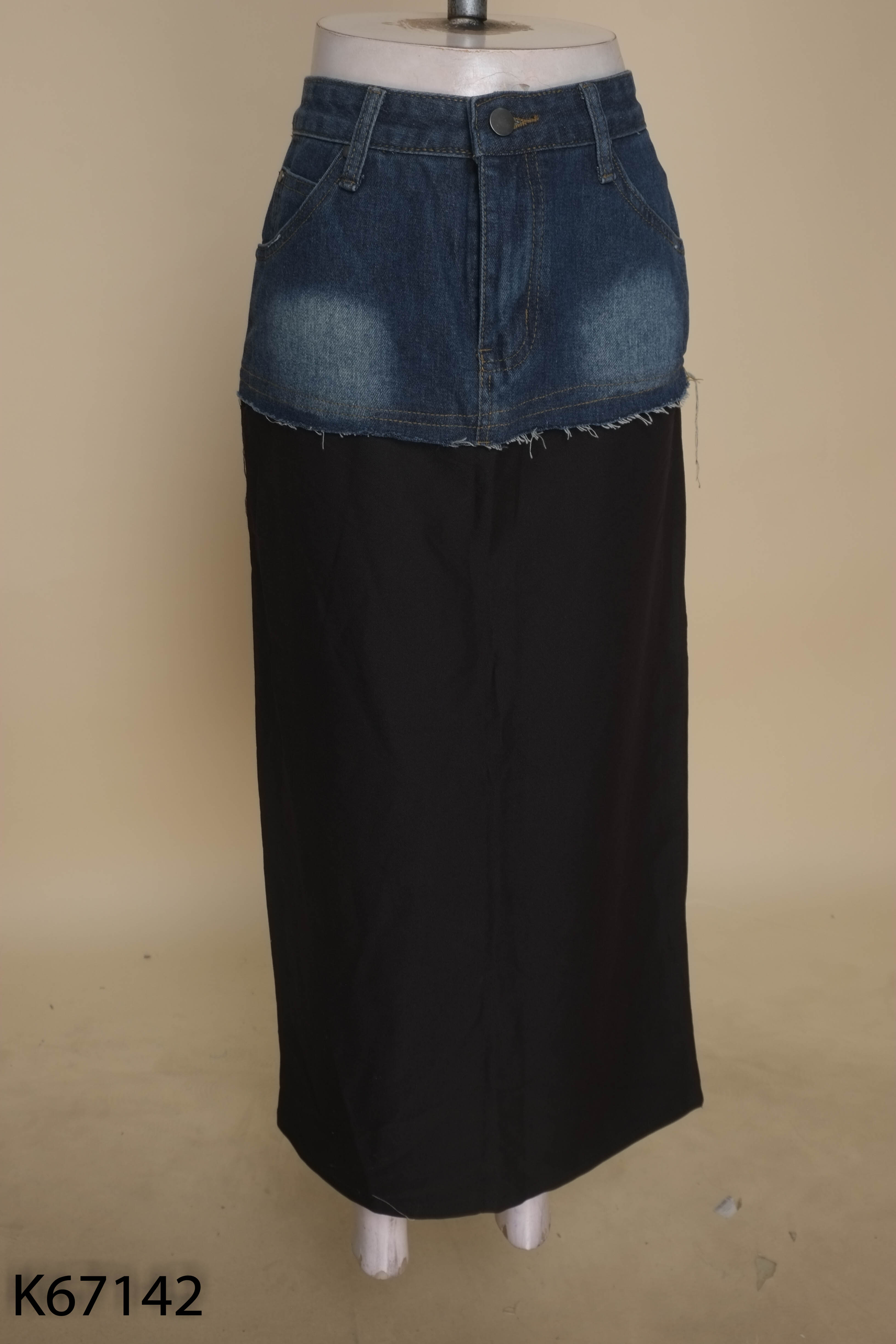 Chân váy đen phối jeans