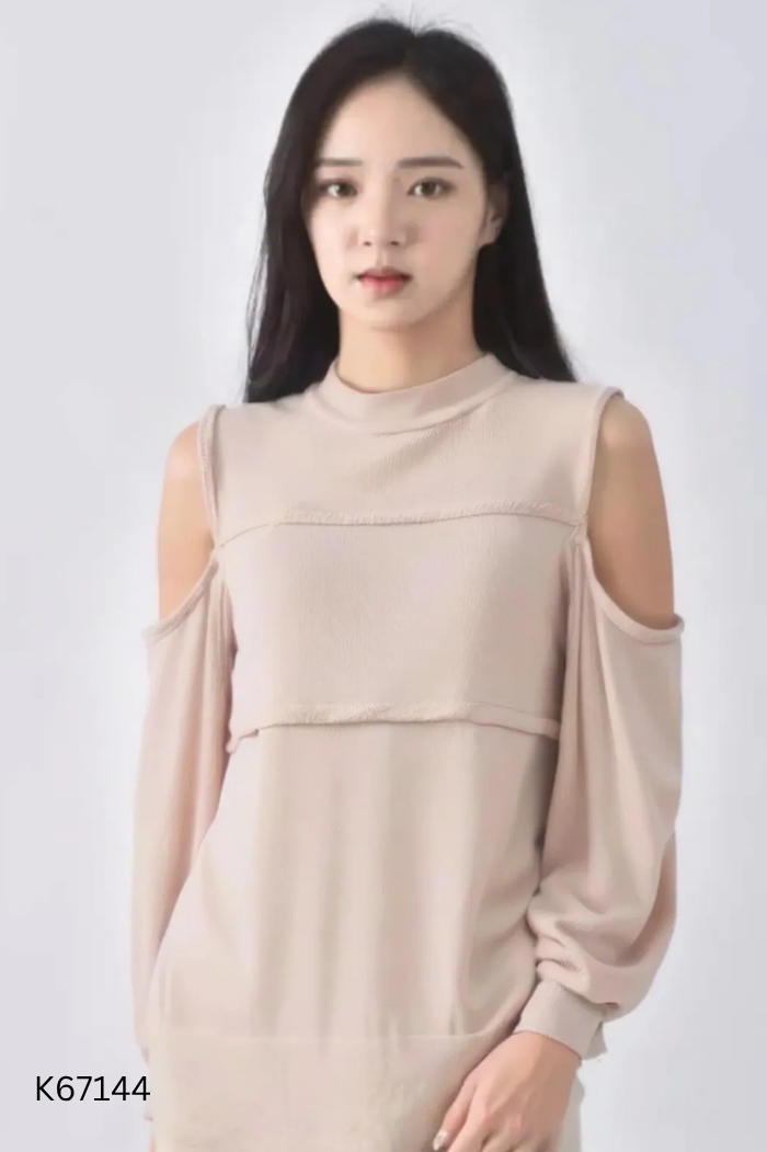 Áo nâu hở vai cổ lọ