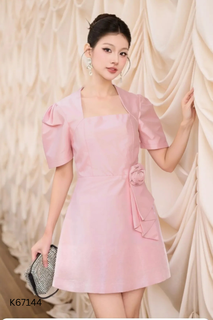 Váy hồng cổ vuông tay phồng