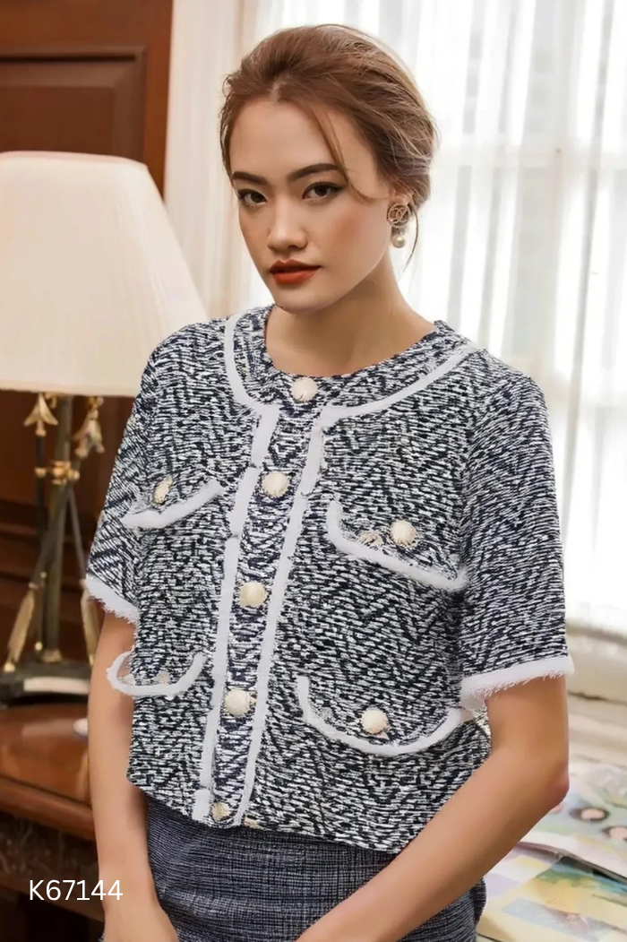 Áo VERSIZED đen chấm bi viền lông phối cúc
