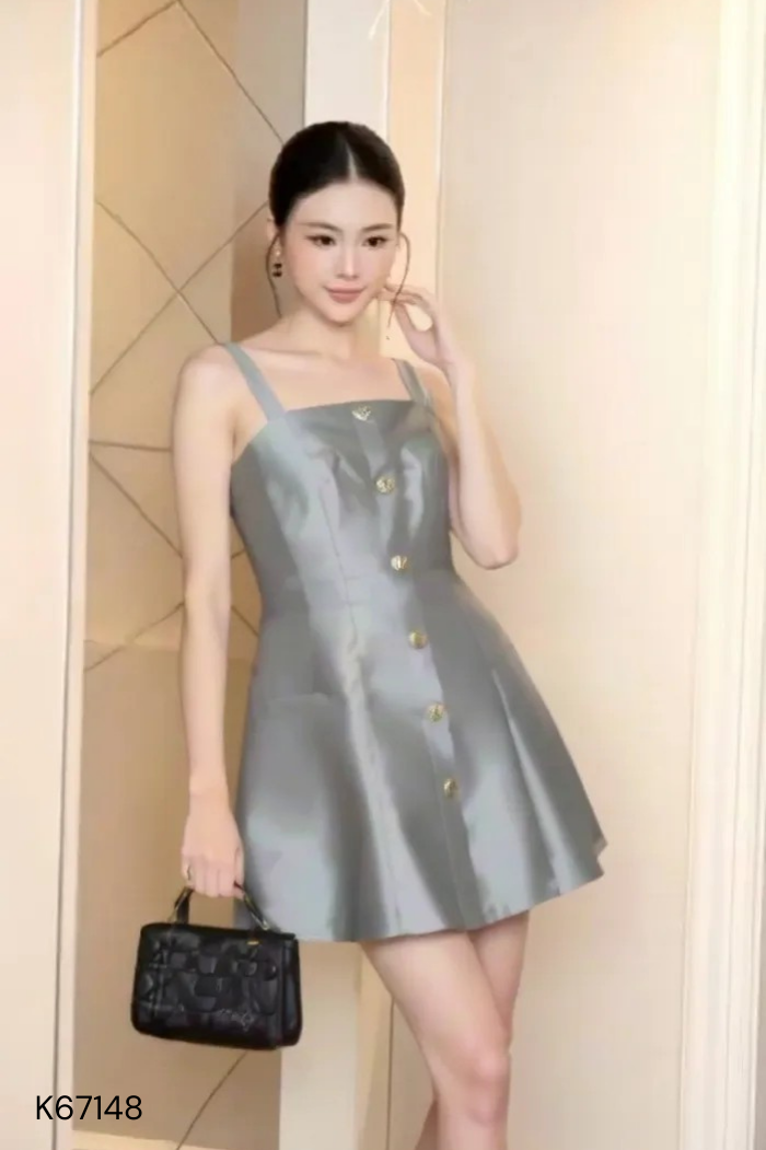 Váy taffta xanh phối cúc vàng