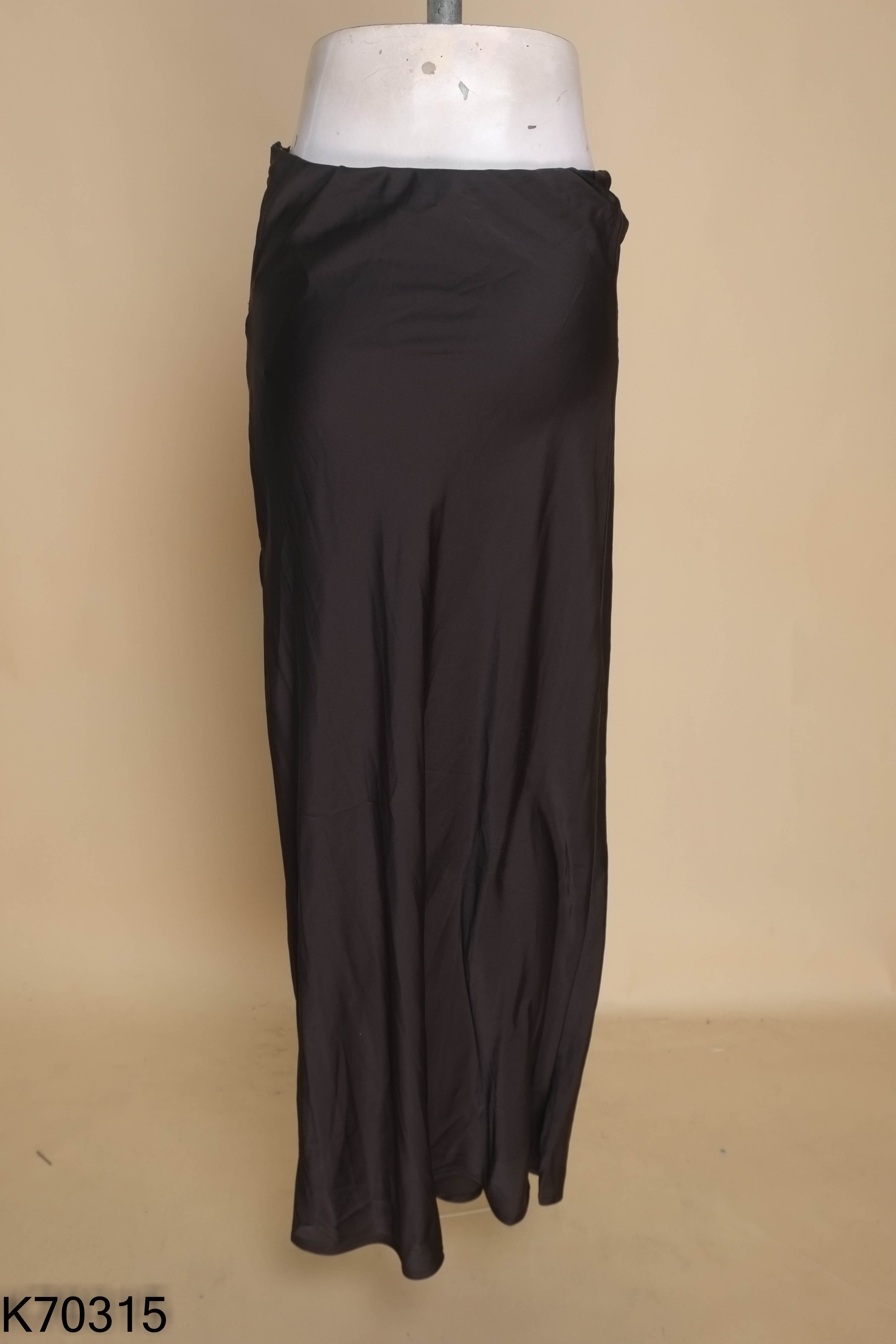 Chân váy lụa đen FOREVER 21 dài