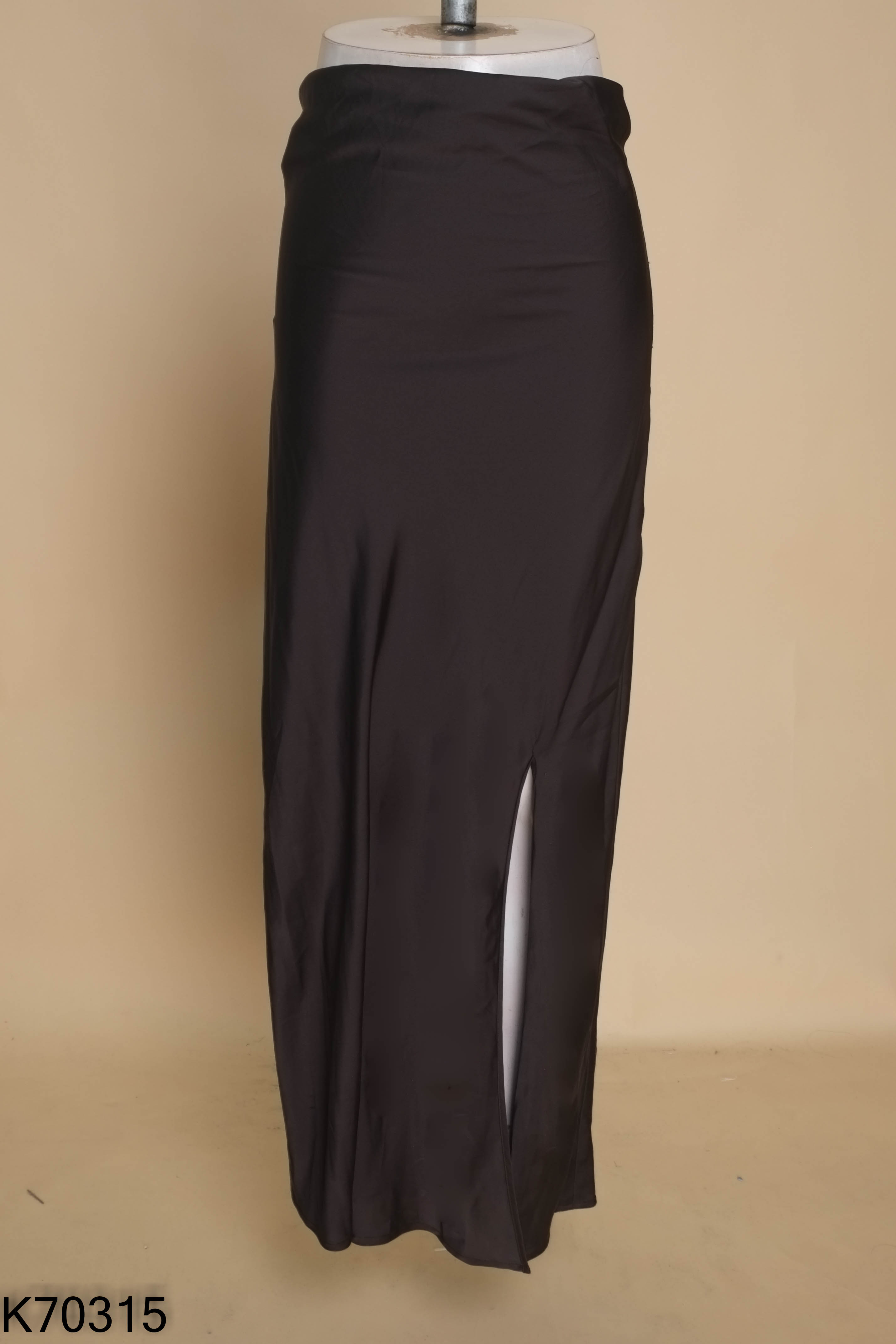 Chân váy lụa đen FOREVER 21 dài