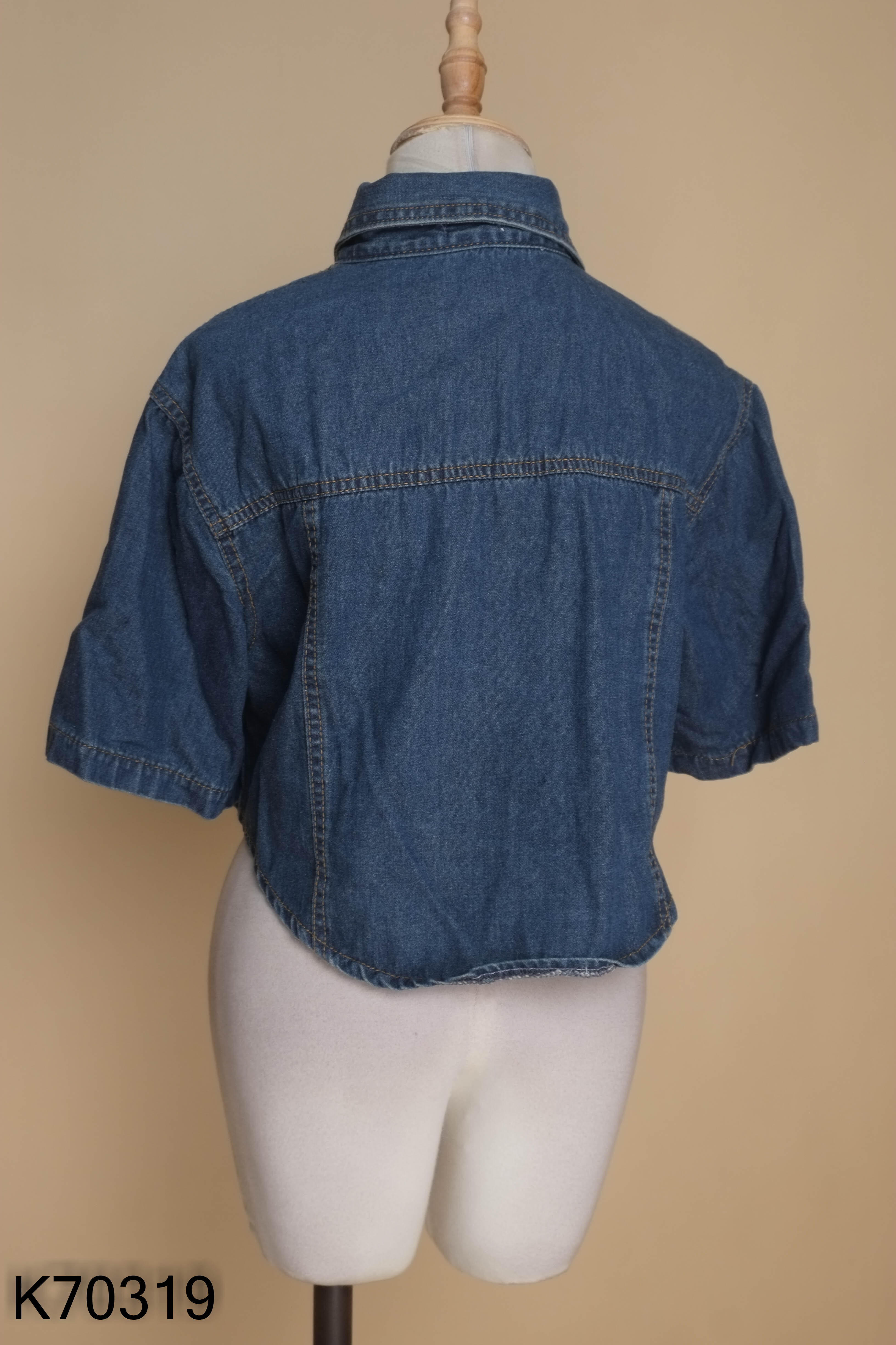 Áo khoác jeans xanh form ngắn