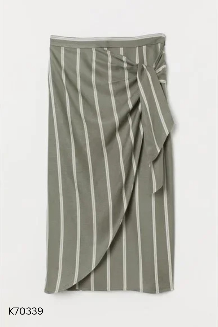 Chân váy HM xanh kẻ trắng