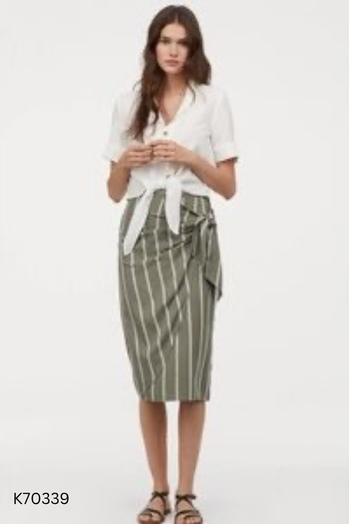 Chân váy HM xanh kẻ trắng