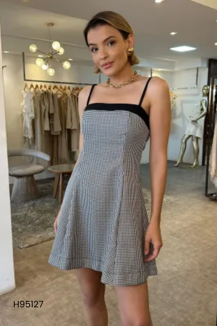 Váy taffta be tay phồng cổ vuông