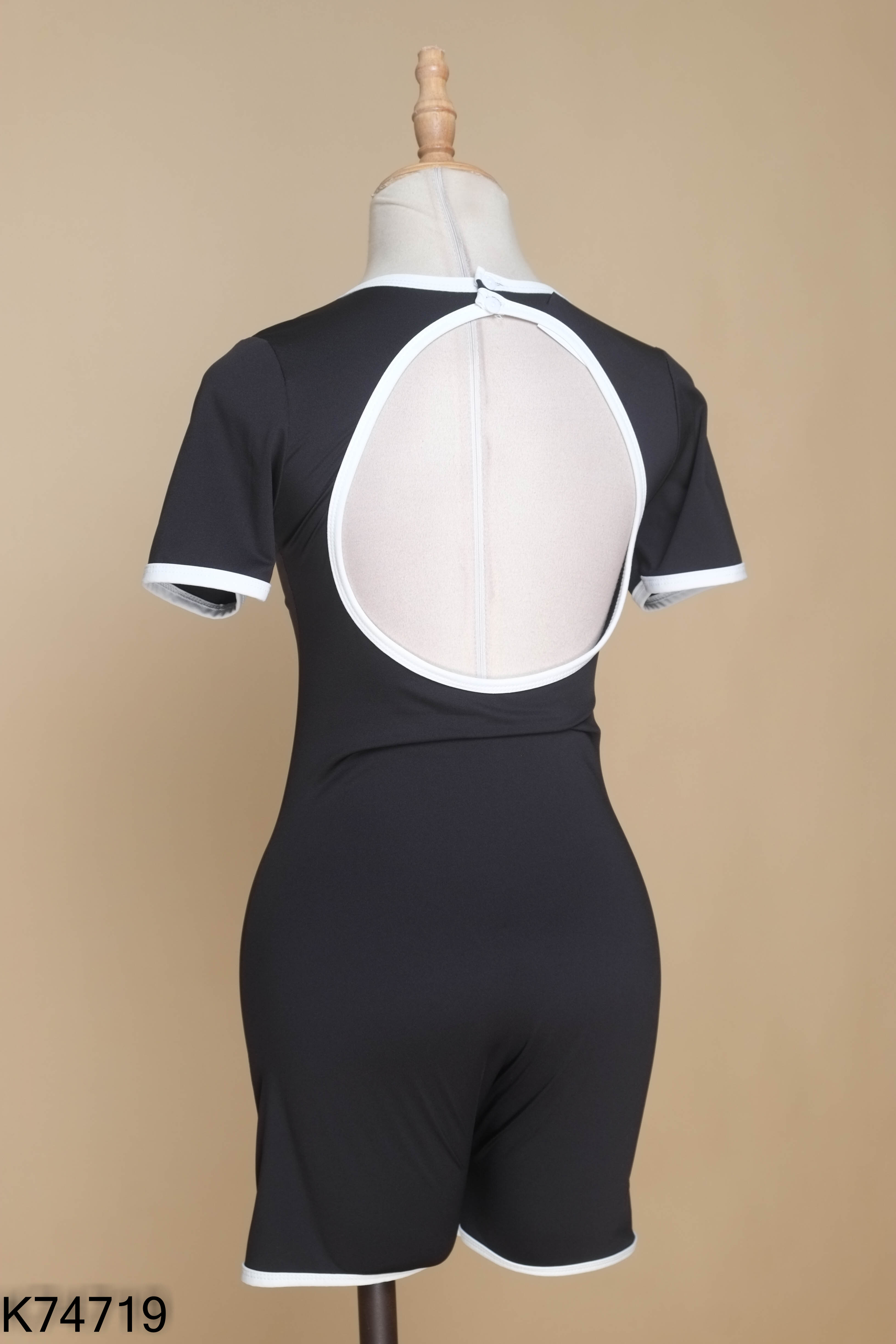 Jumpsuit đen viền trắng