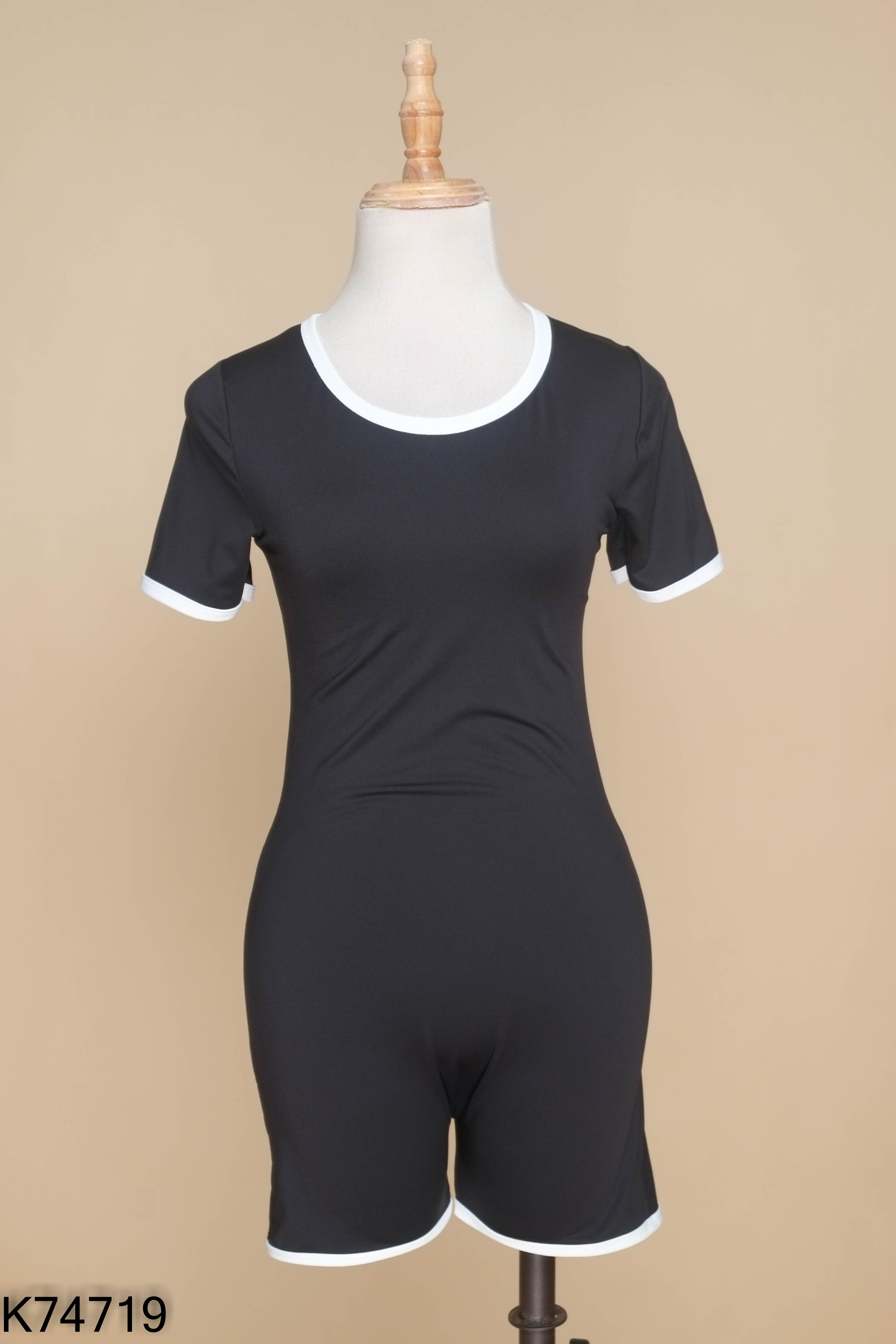 Jumpsuit đen viền trắng