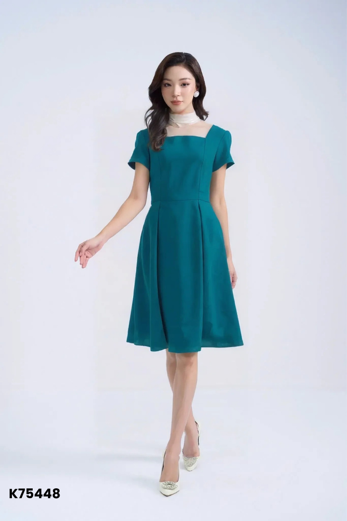 Váy xanh trơn cổ vuông