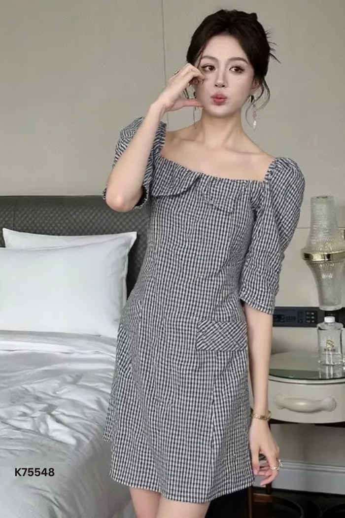 Váy nhỡ kẻ đen cổ vuông