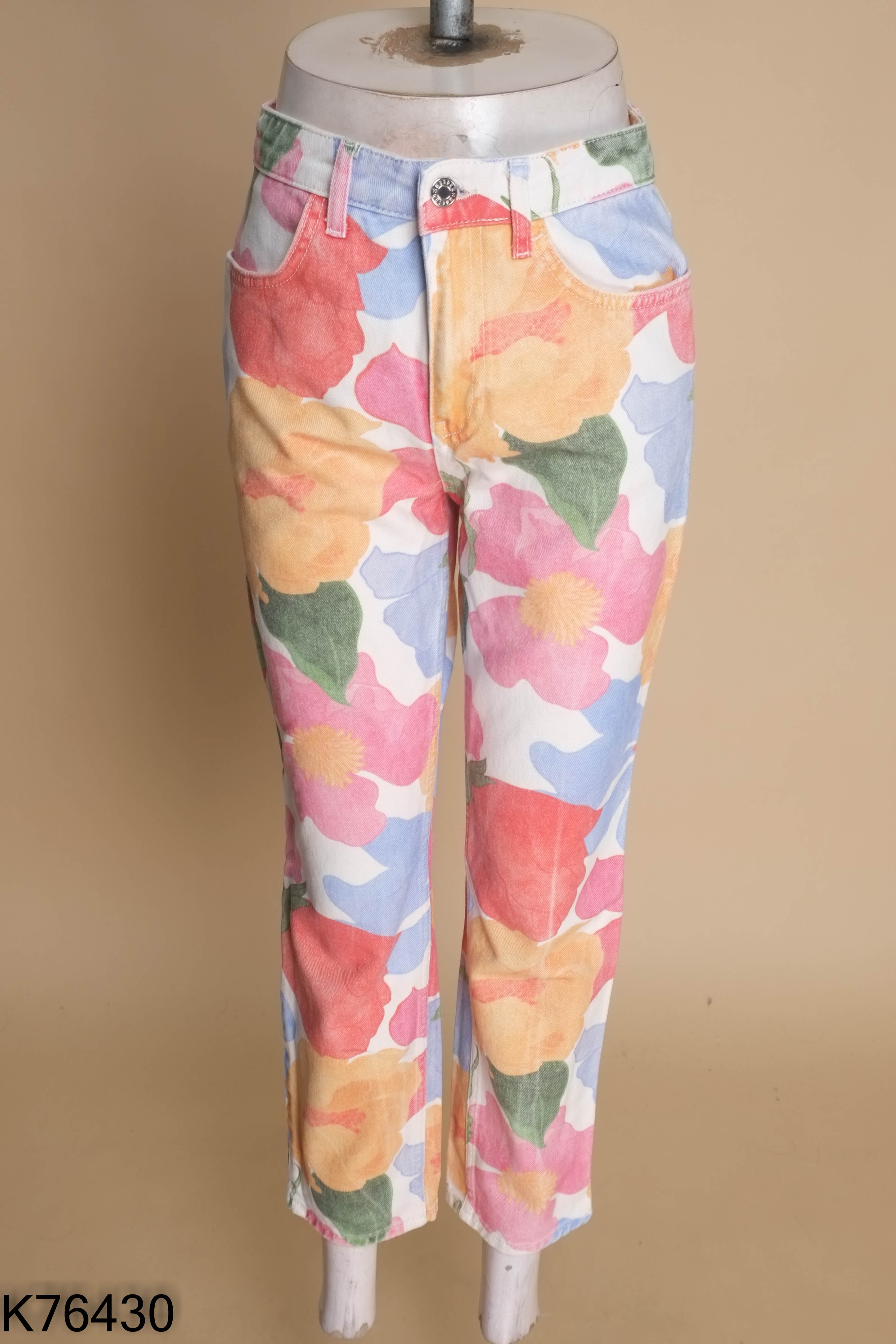 Quần jeans trắng họa tiết màu