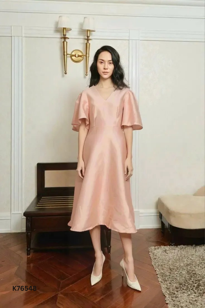 Váy taffta hồng cổ V tay loe