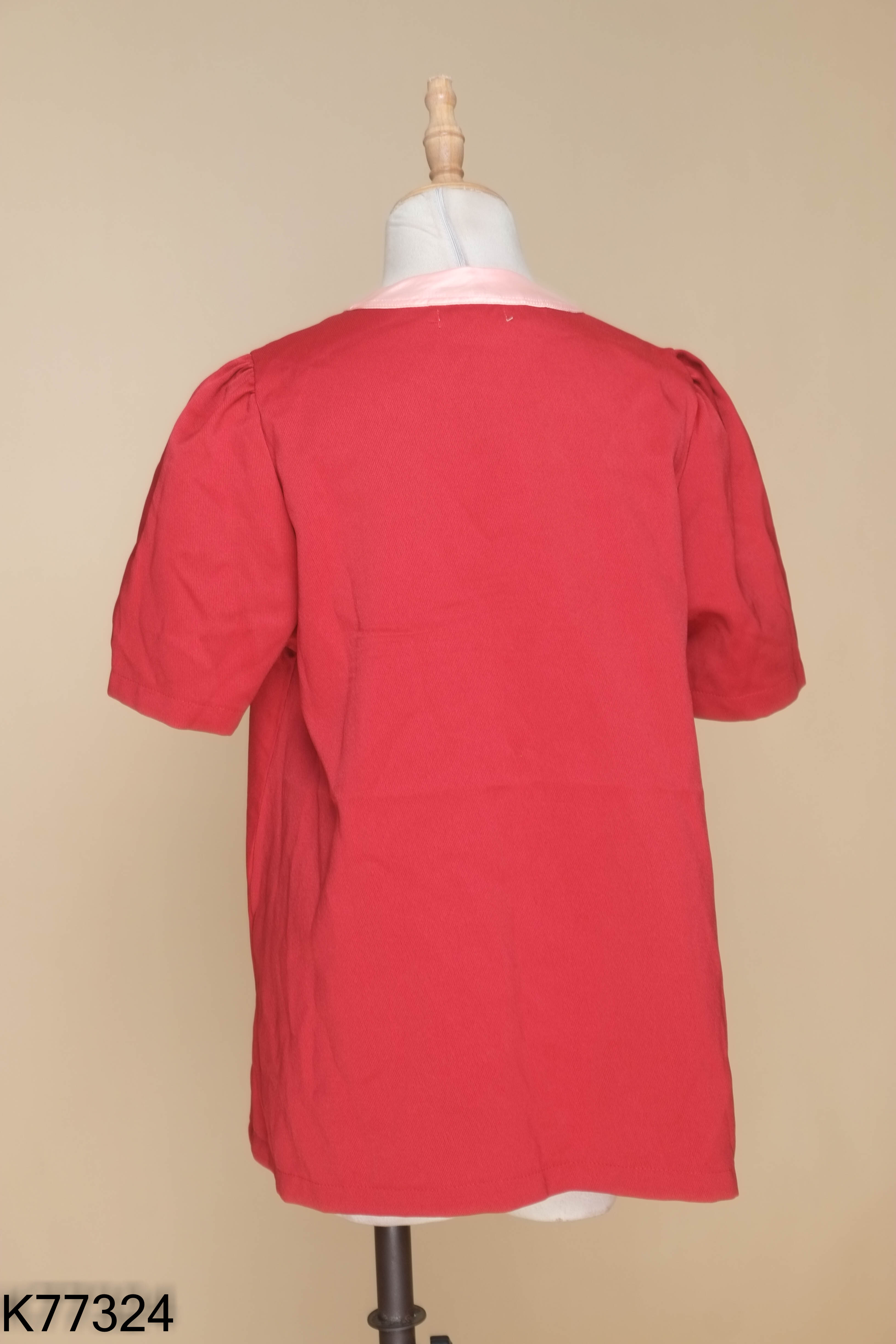 Áo đỏ viền hồng