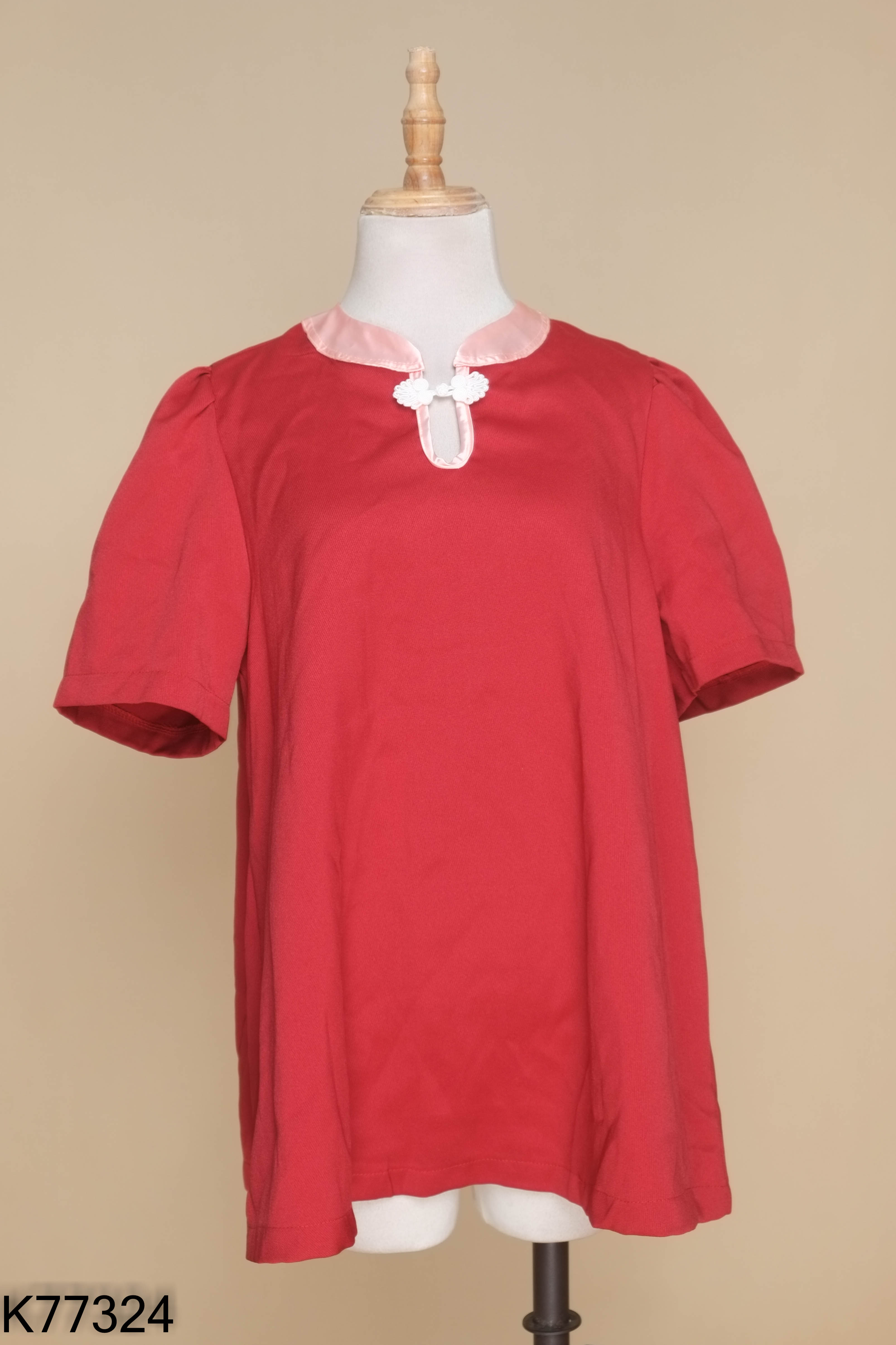 Áo đỏ viền hồng