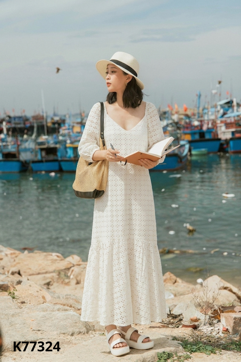 Váy be họa tiết lỗ