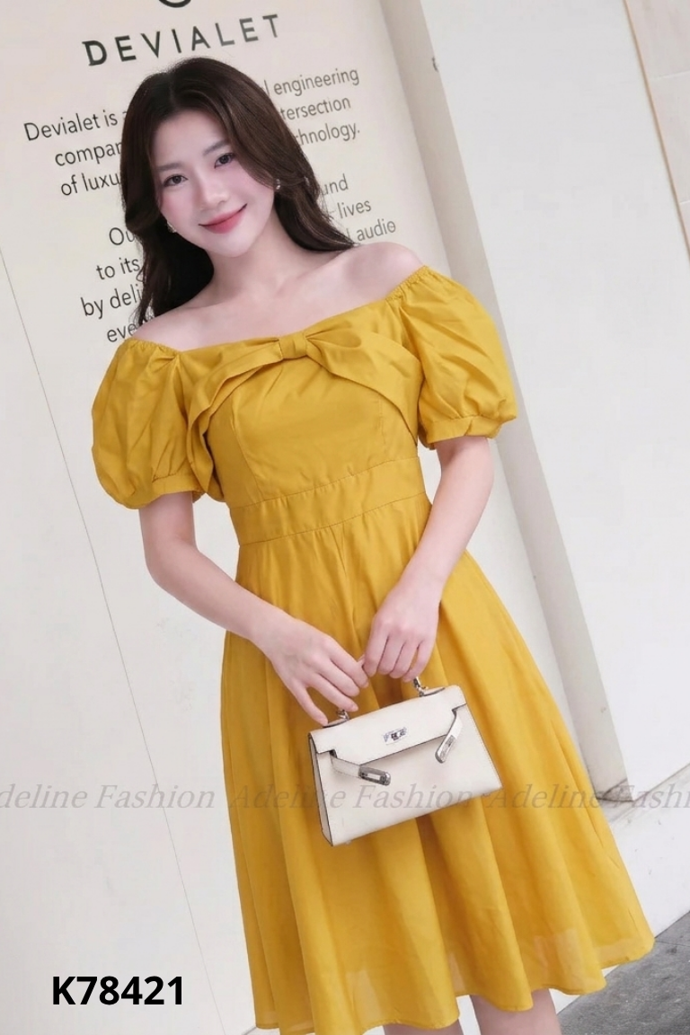 Váy voan vàng cổ vuông