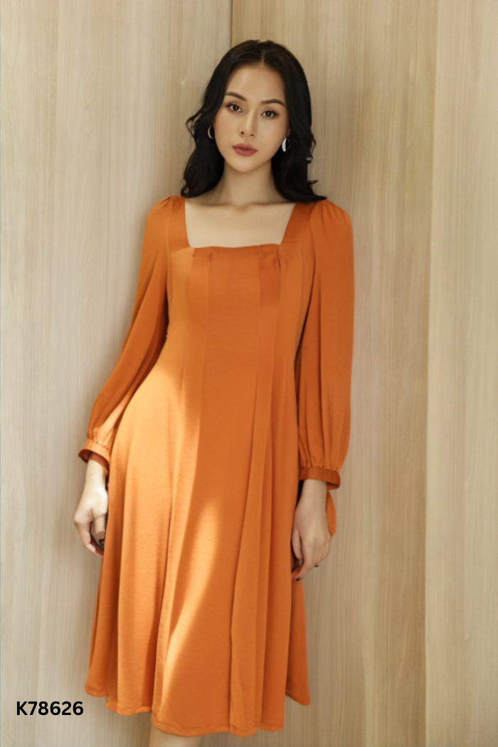Váy lụa nâu cổ vuông