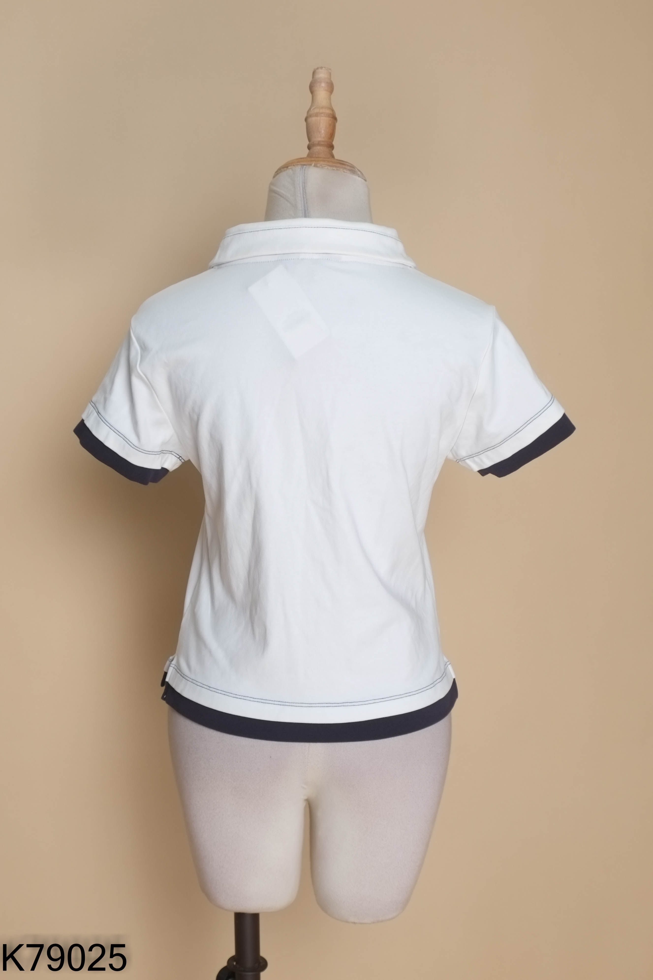 Áo polo trắng thêu số
