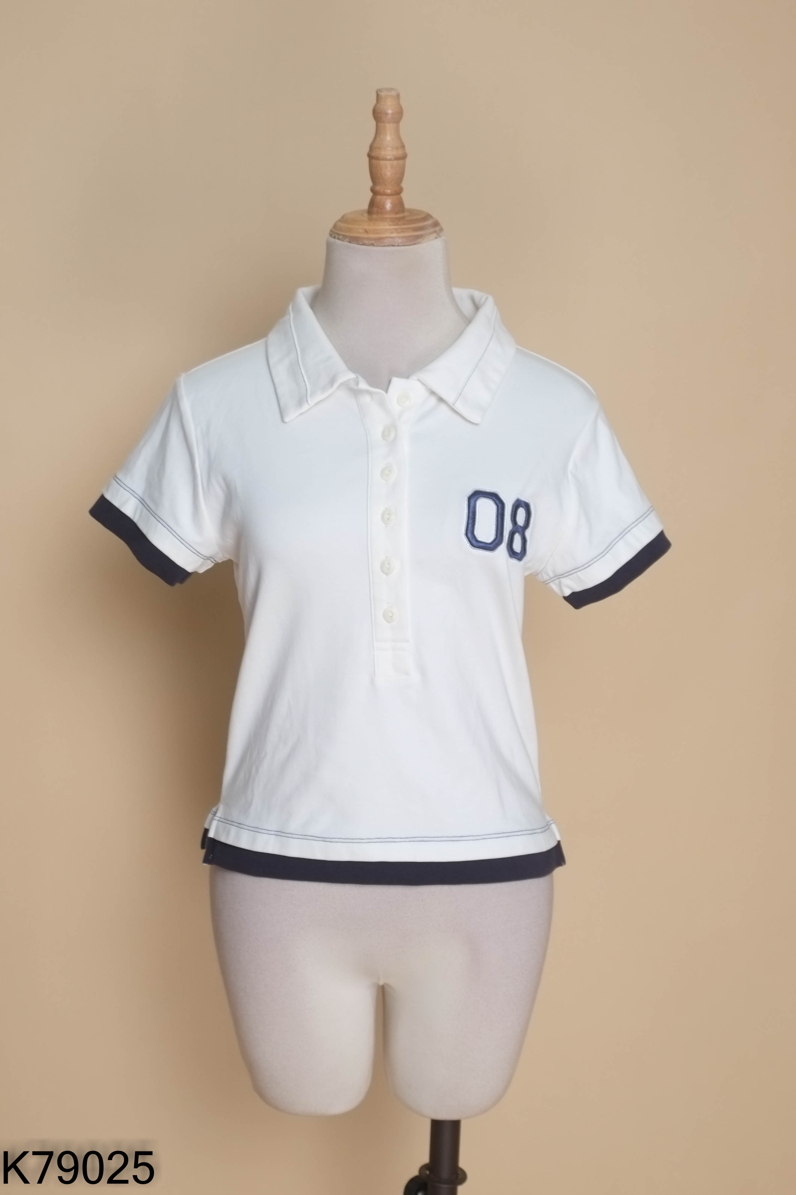 Áo polo trắng thêu số