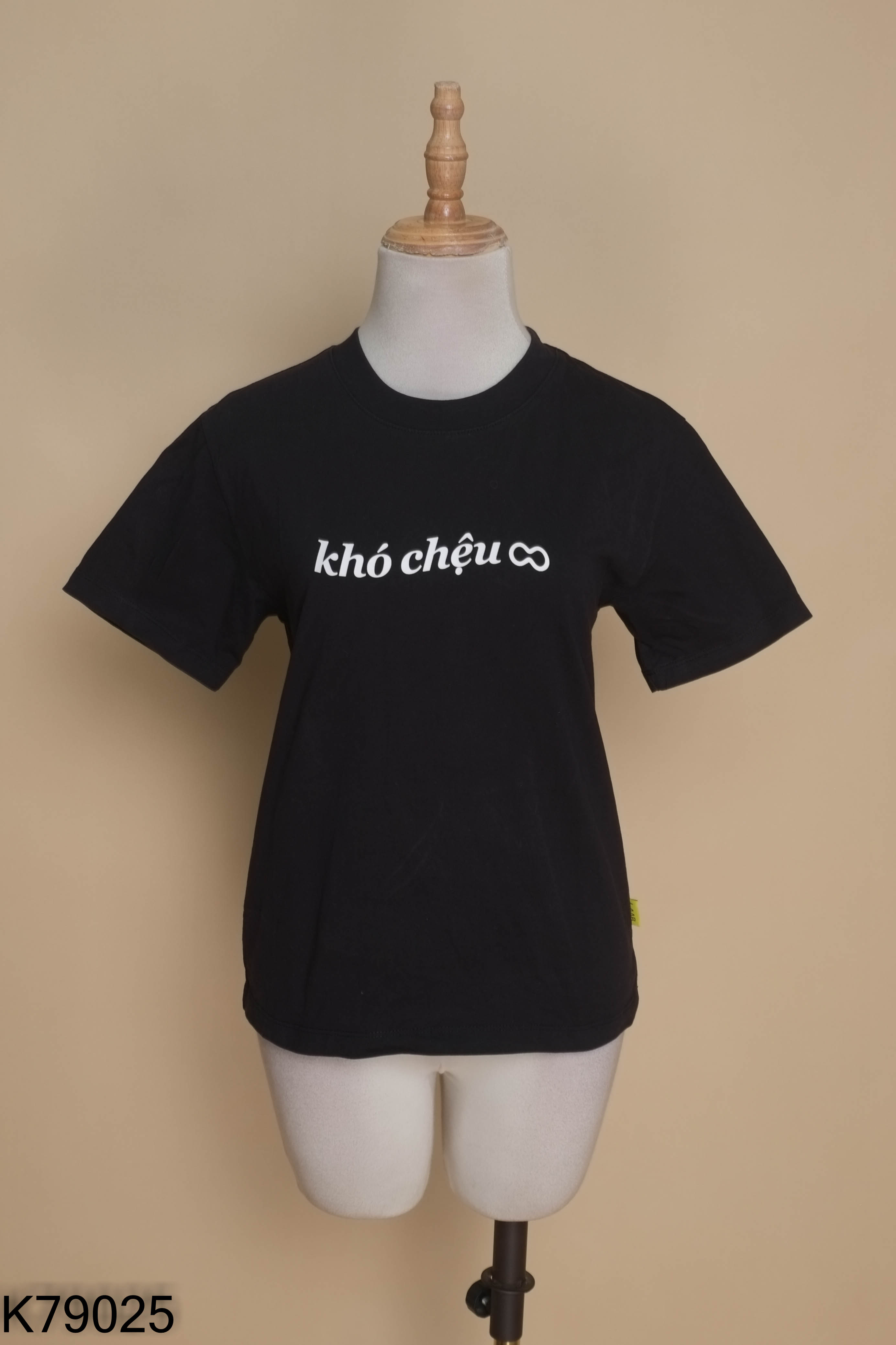 Áo đen BÒ SỮA in chữ