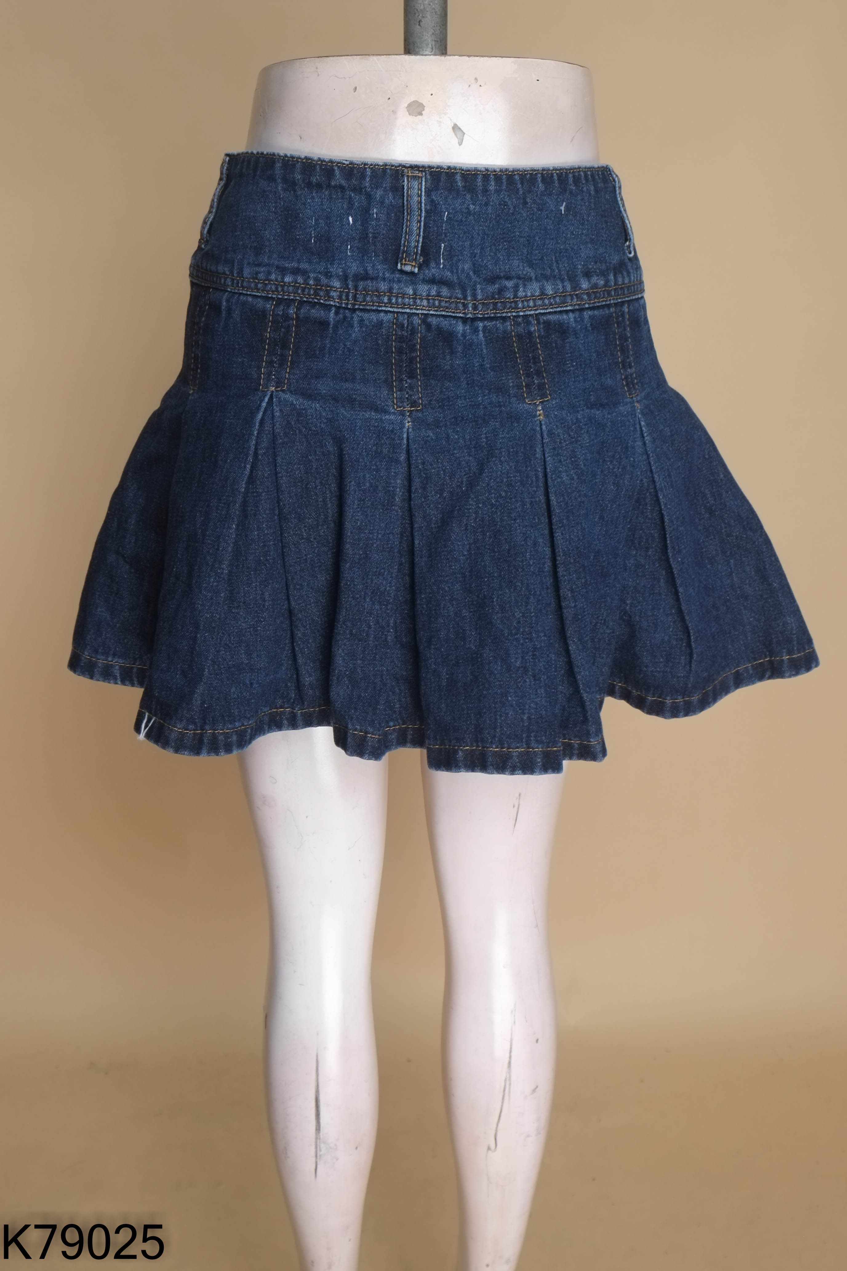 Chân váy jeans xanh xếp ly