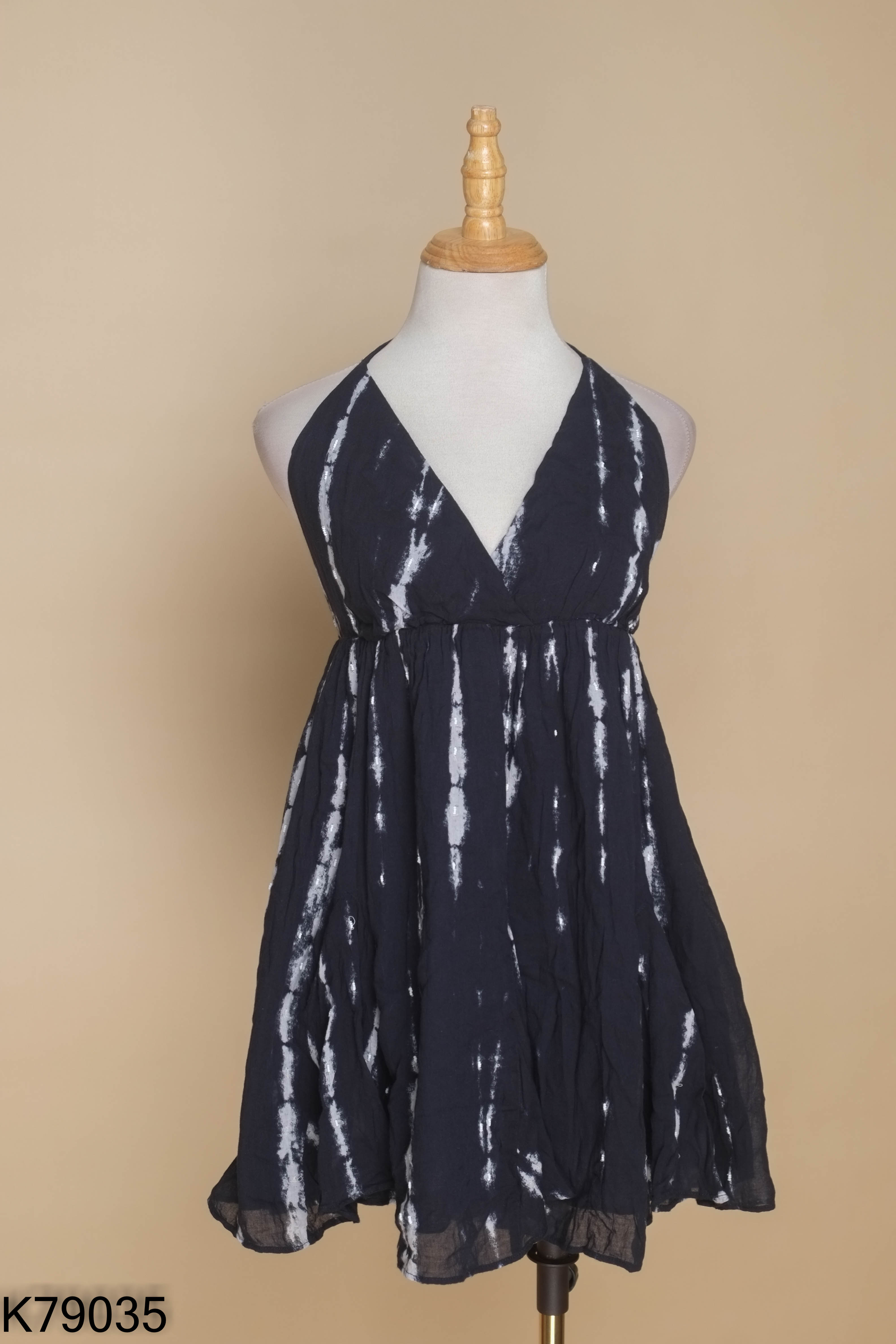 Váy xanh than ZARA phối be