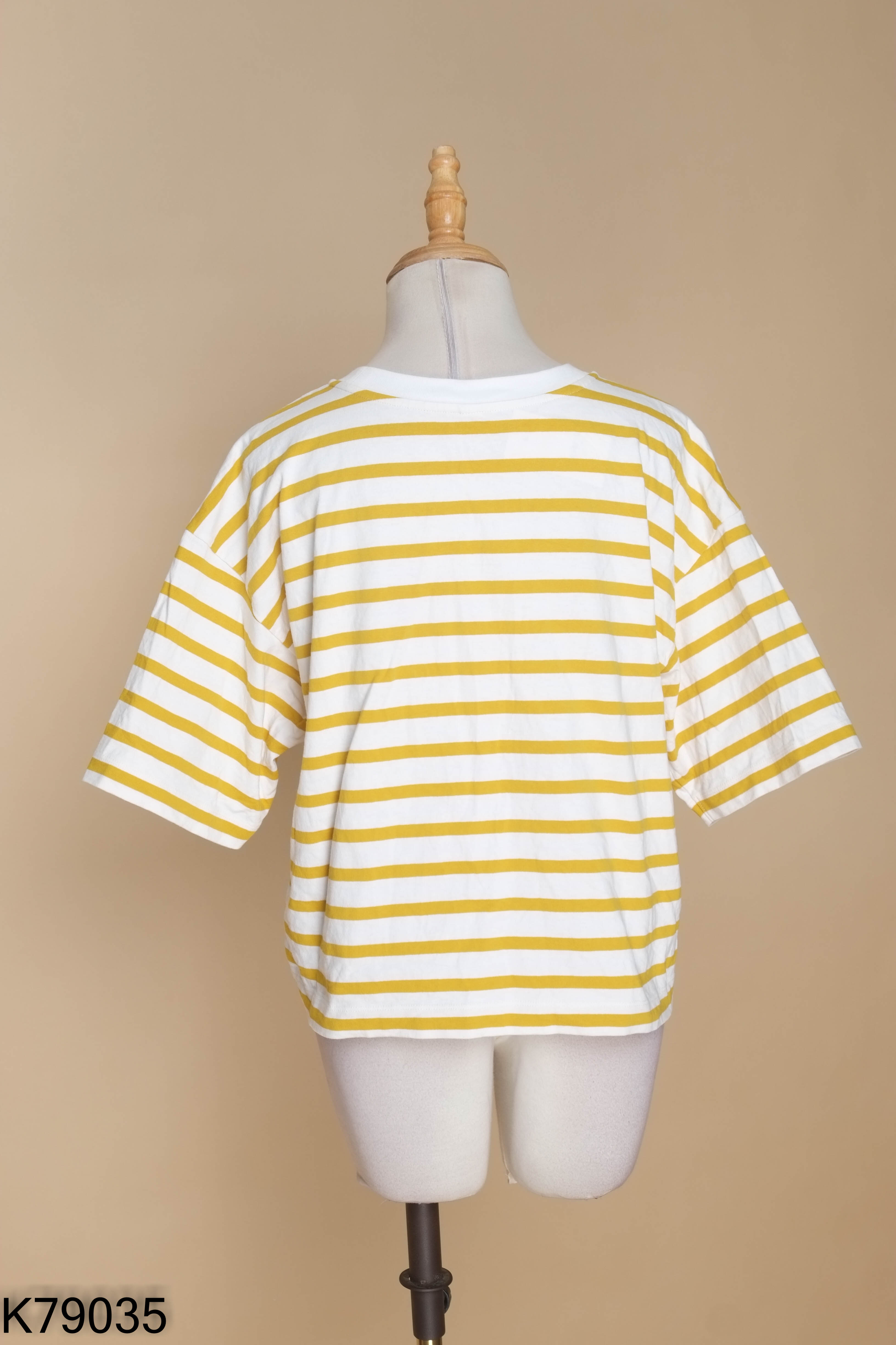 Áo UNIQLO be kẻ vàng