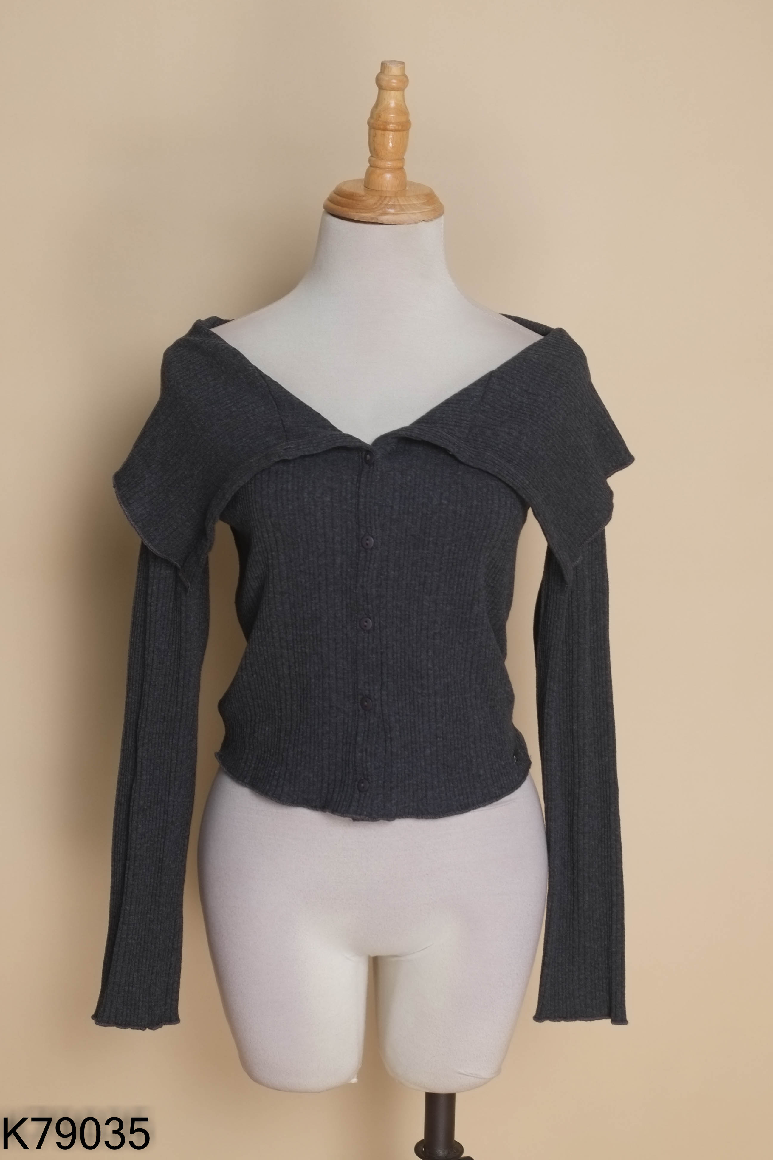 Áo len xám PULL BEAR cổ vạt (cắt tag)