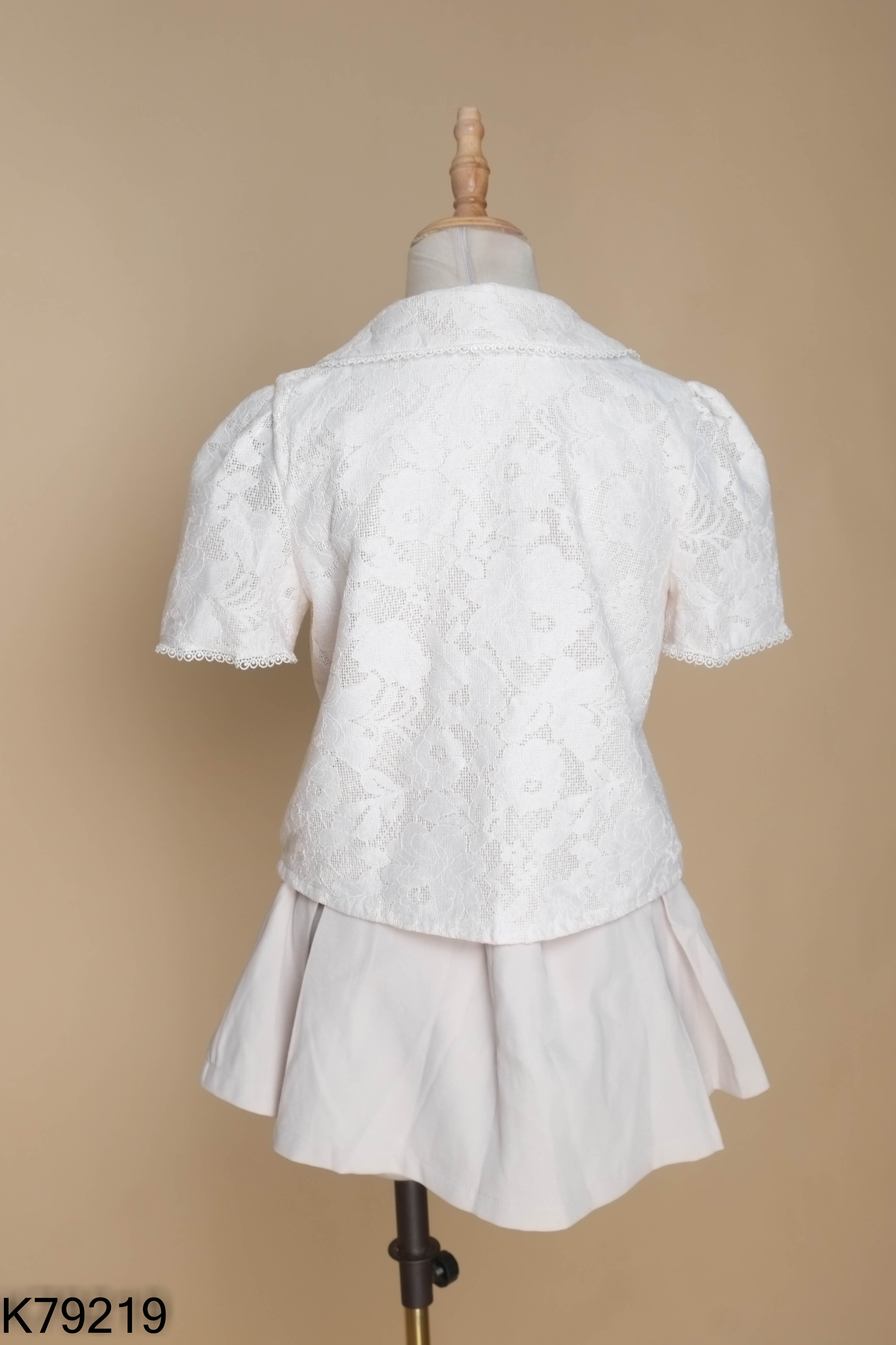 Set áo ren + chân váy xếp ly BY CAMCAM be