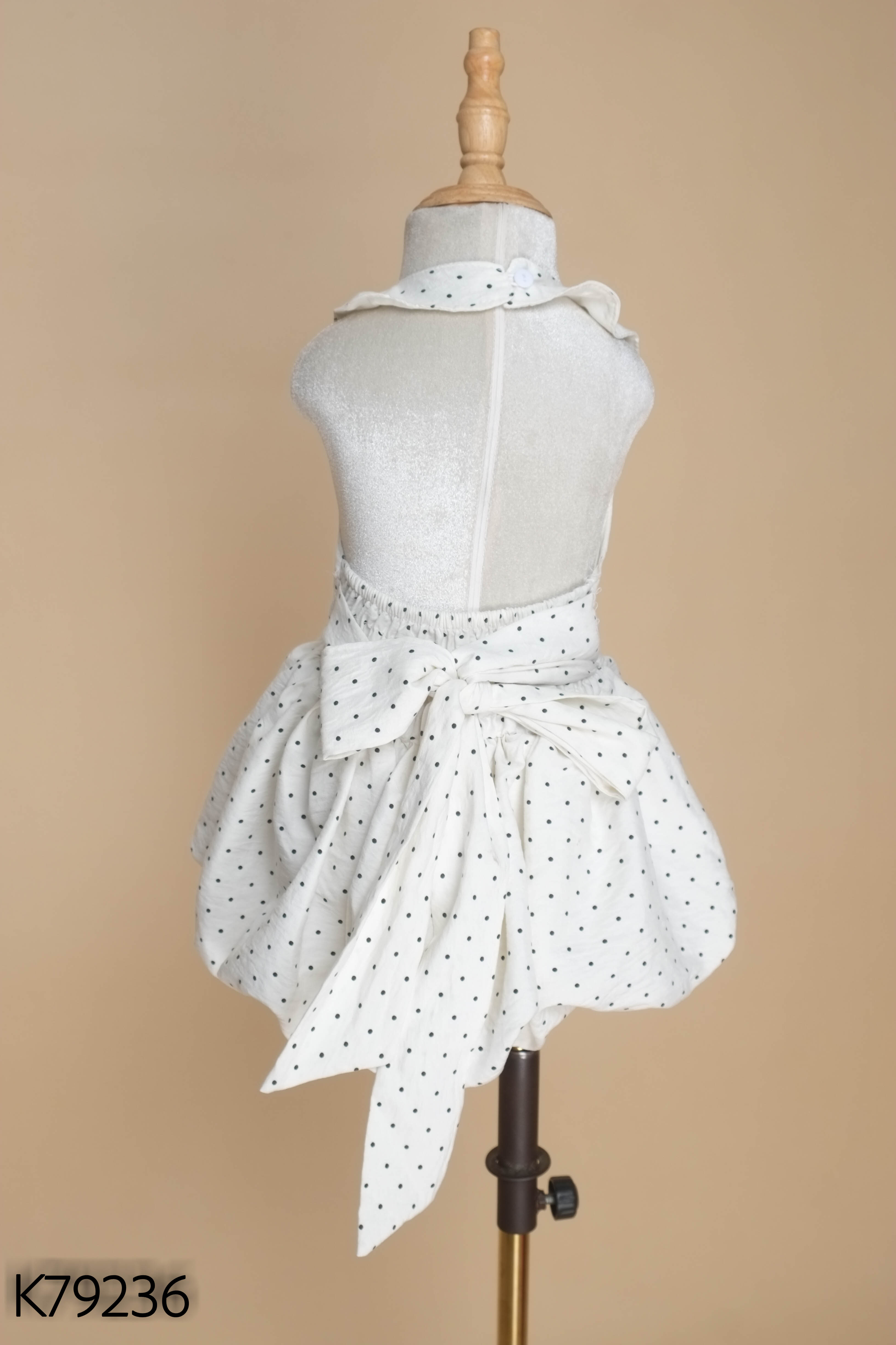 Váy trắng cổ yếm chấm bi KIDS