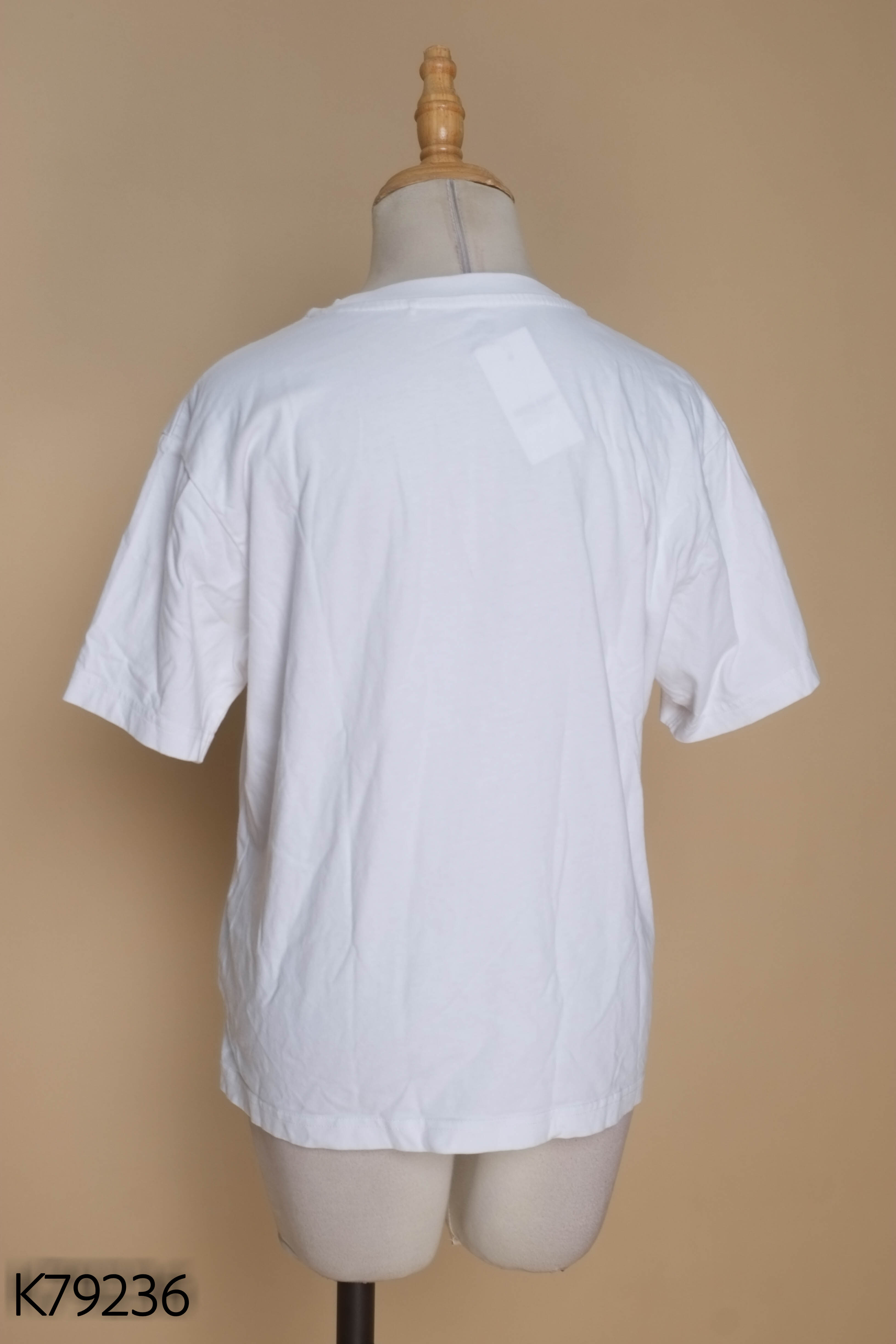 Áo thun trắng UNIQLO bánh mì