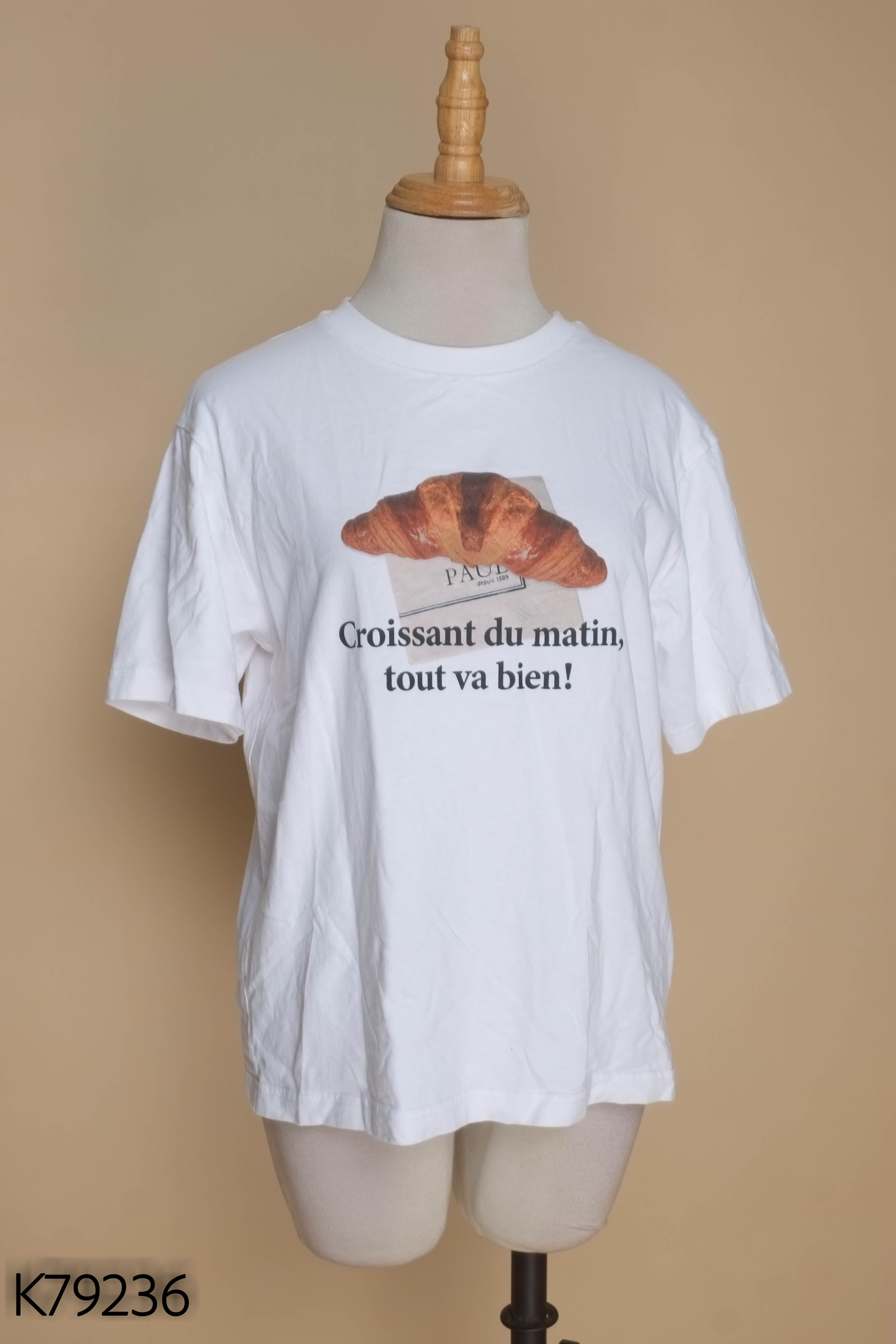 Áo thun trắng UNIQLO bánh mì