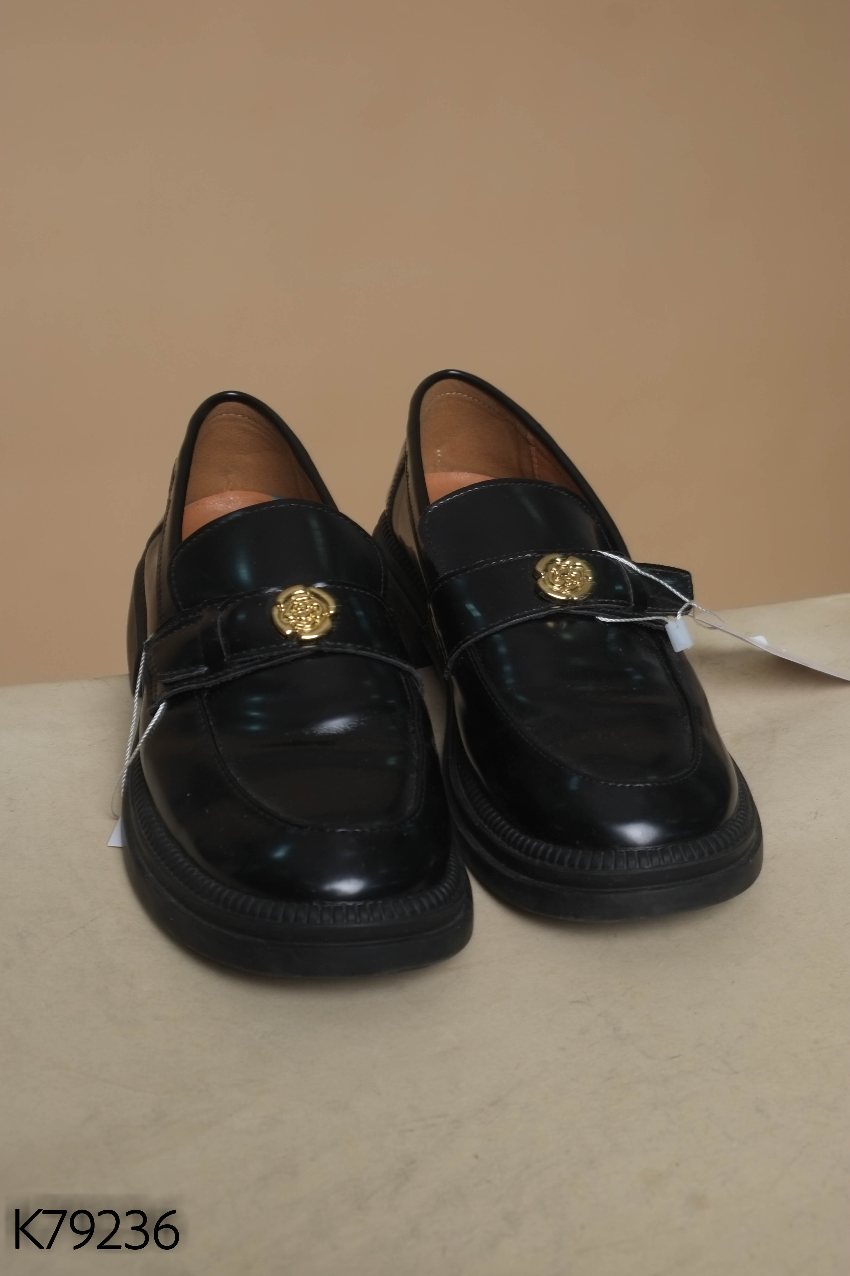 Giầy sục nữ da bóng đính charm