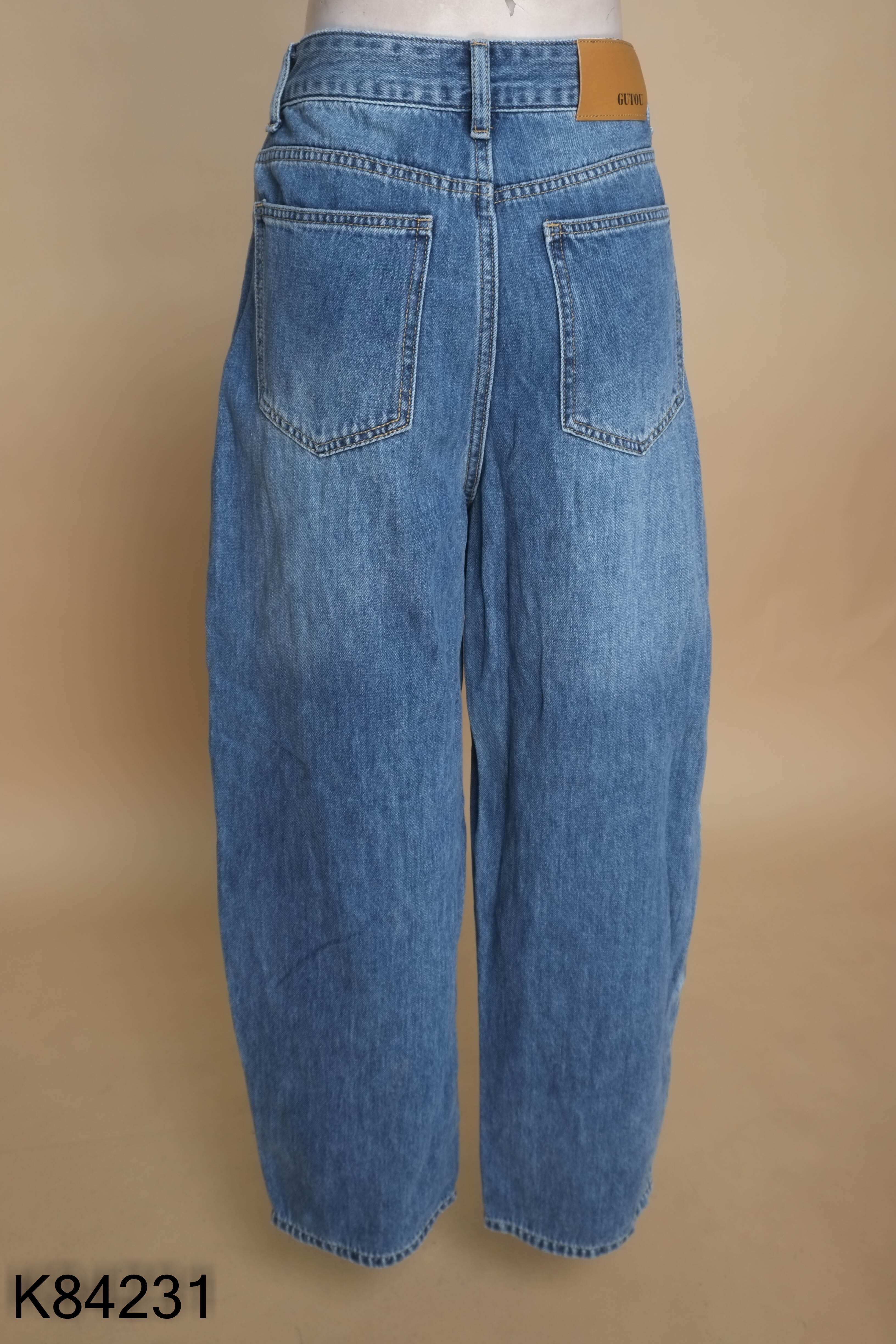 Quần jeans xanh ống thụng