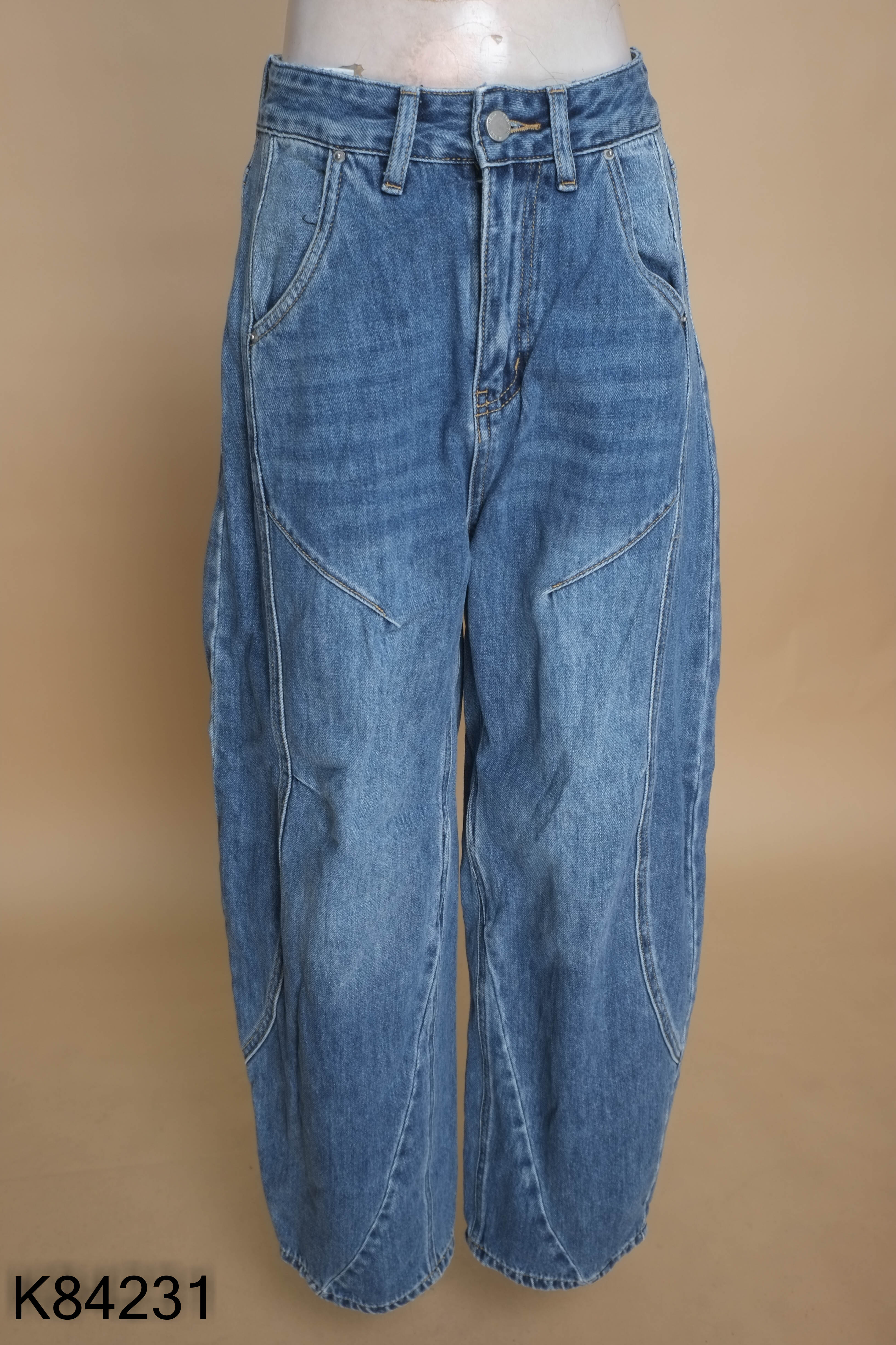 Quần jeans xanh ống thụng