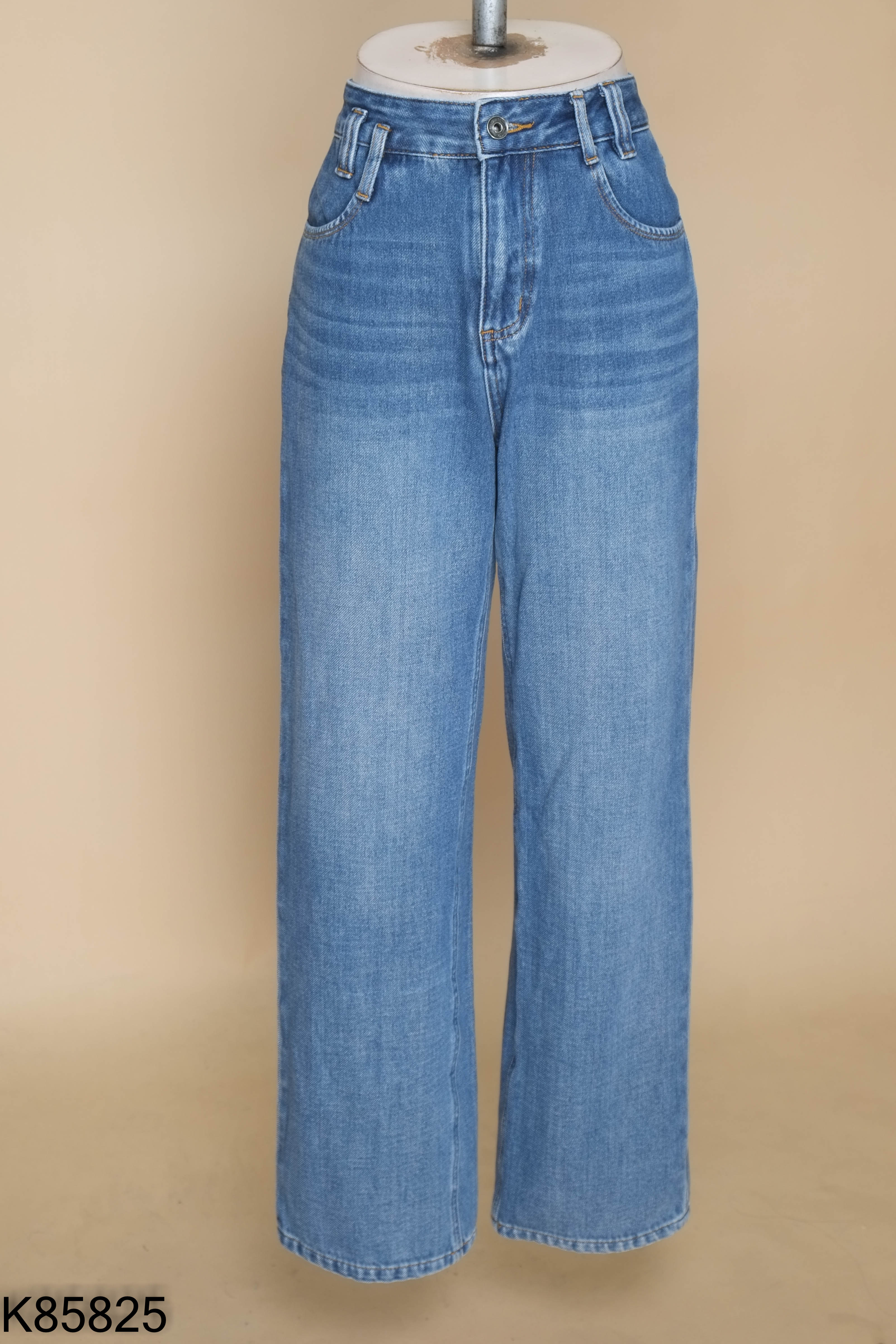 Quần jeans xanh ống loe