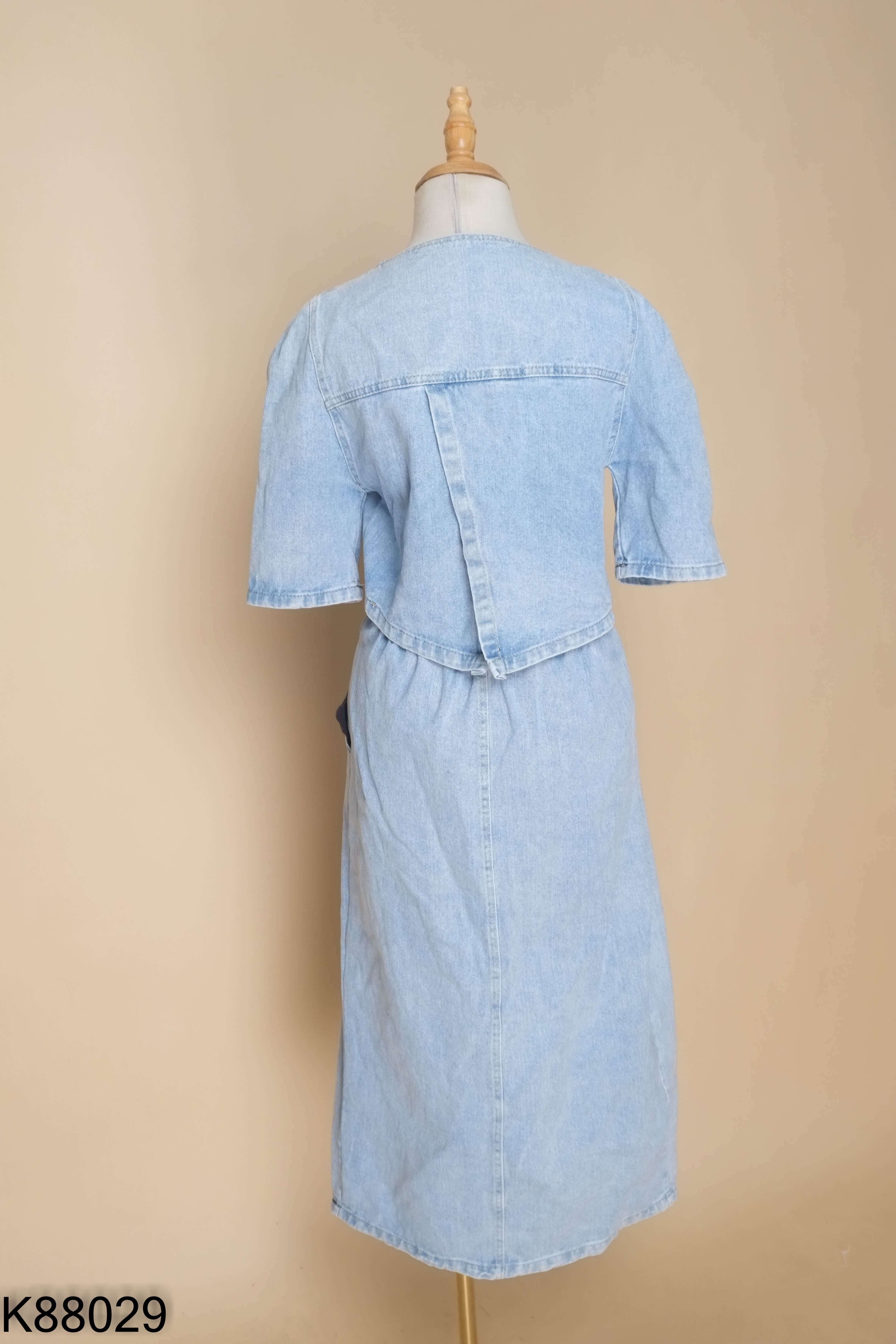 Váy jean xanh nhạt hở lưng