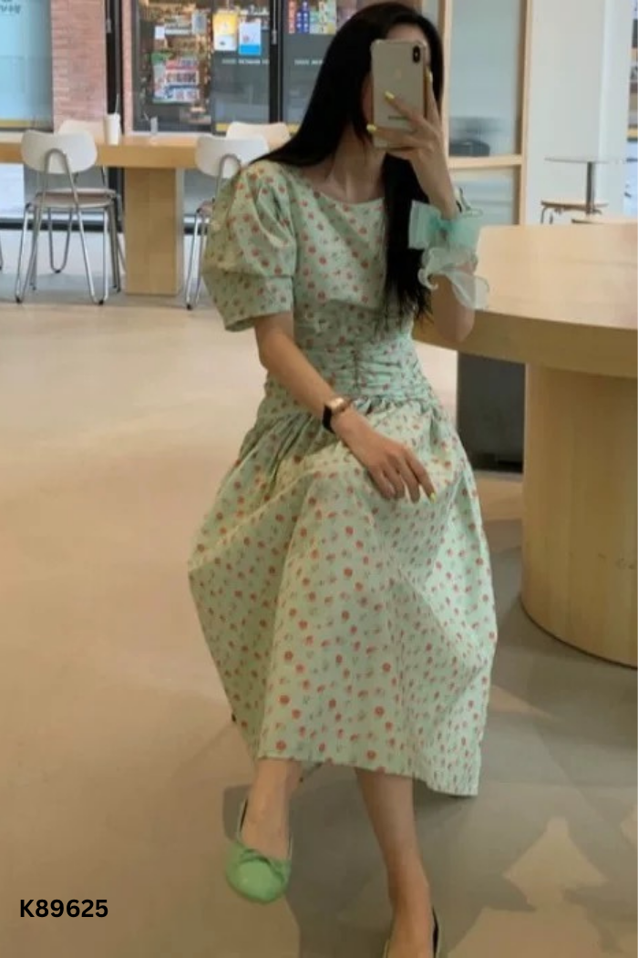 Váy xanh hoa dúm eo cổ V