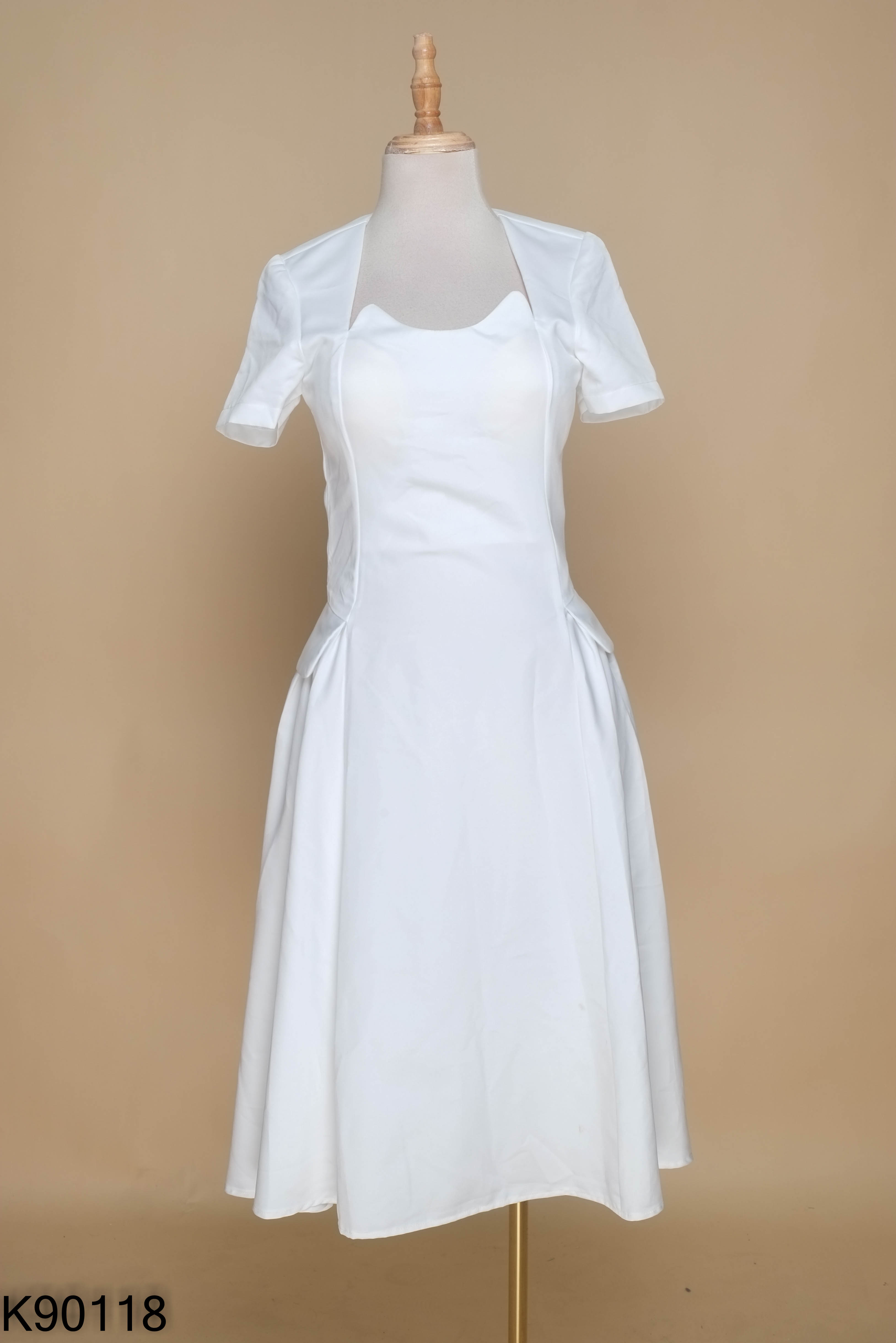 Váy trắng trơn cổ vuông