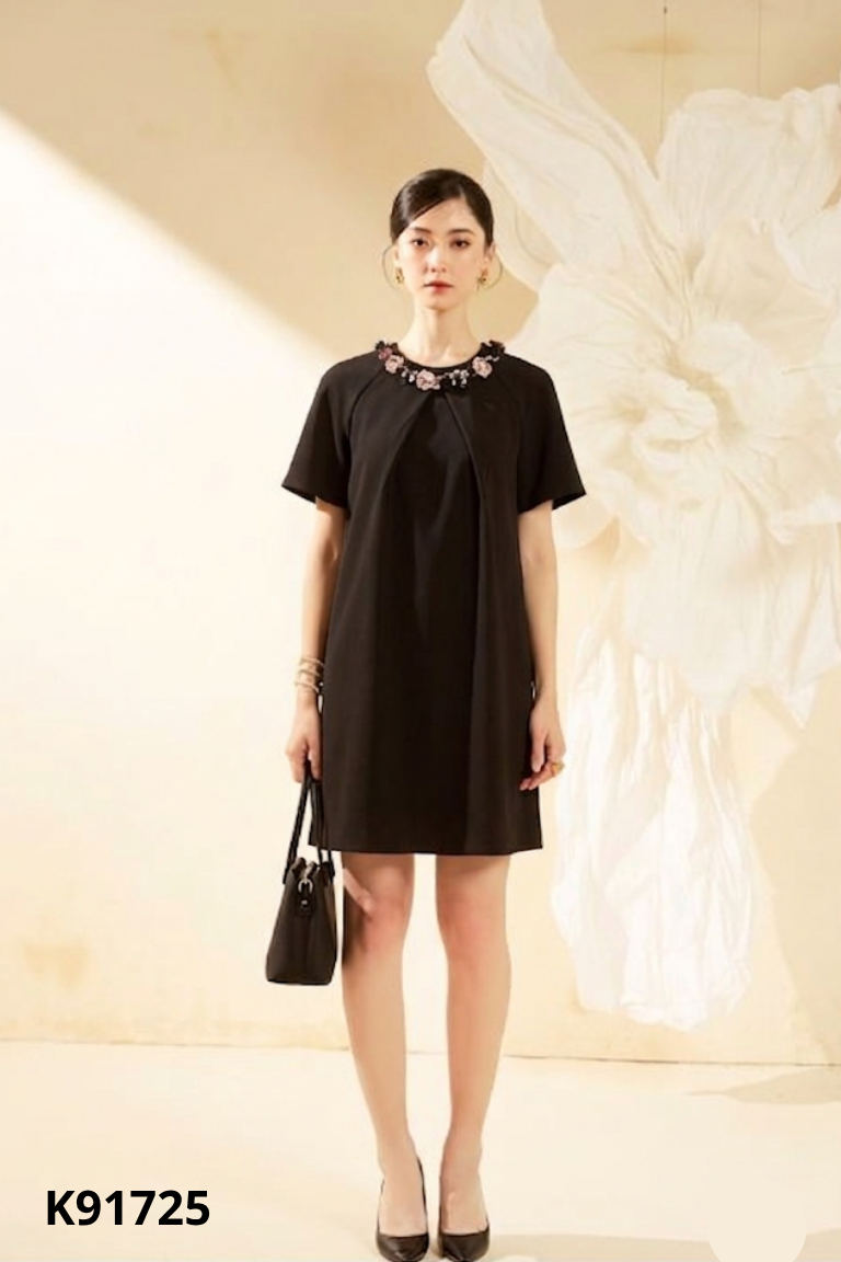 Váy LEMON đen cổ đính hoa