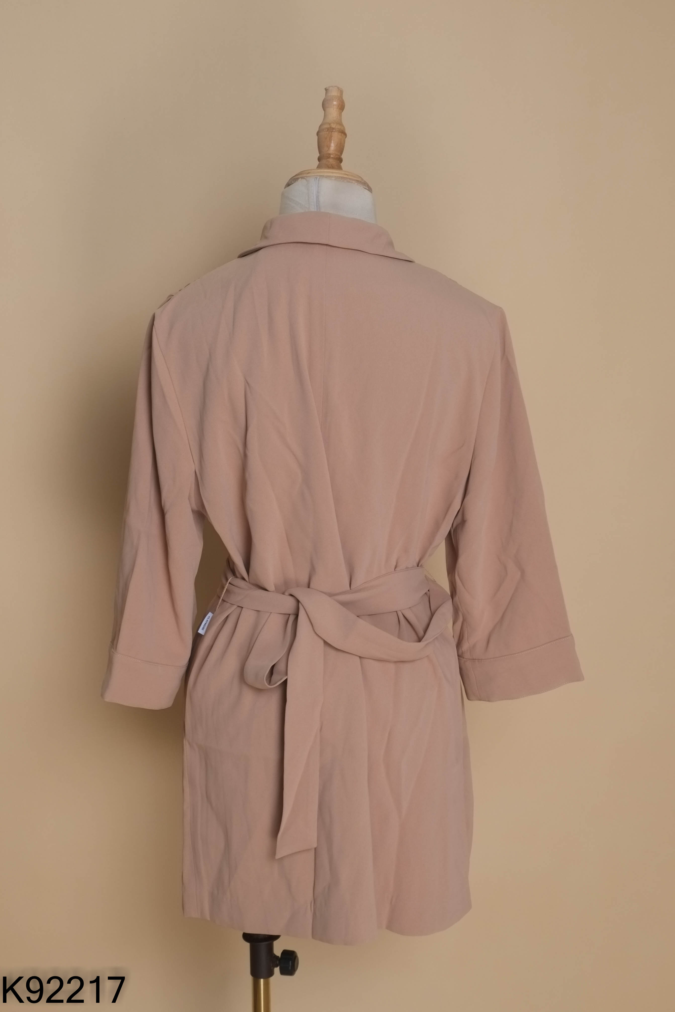 Áo CLAYMORE nâu cổ vest