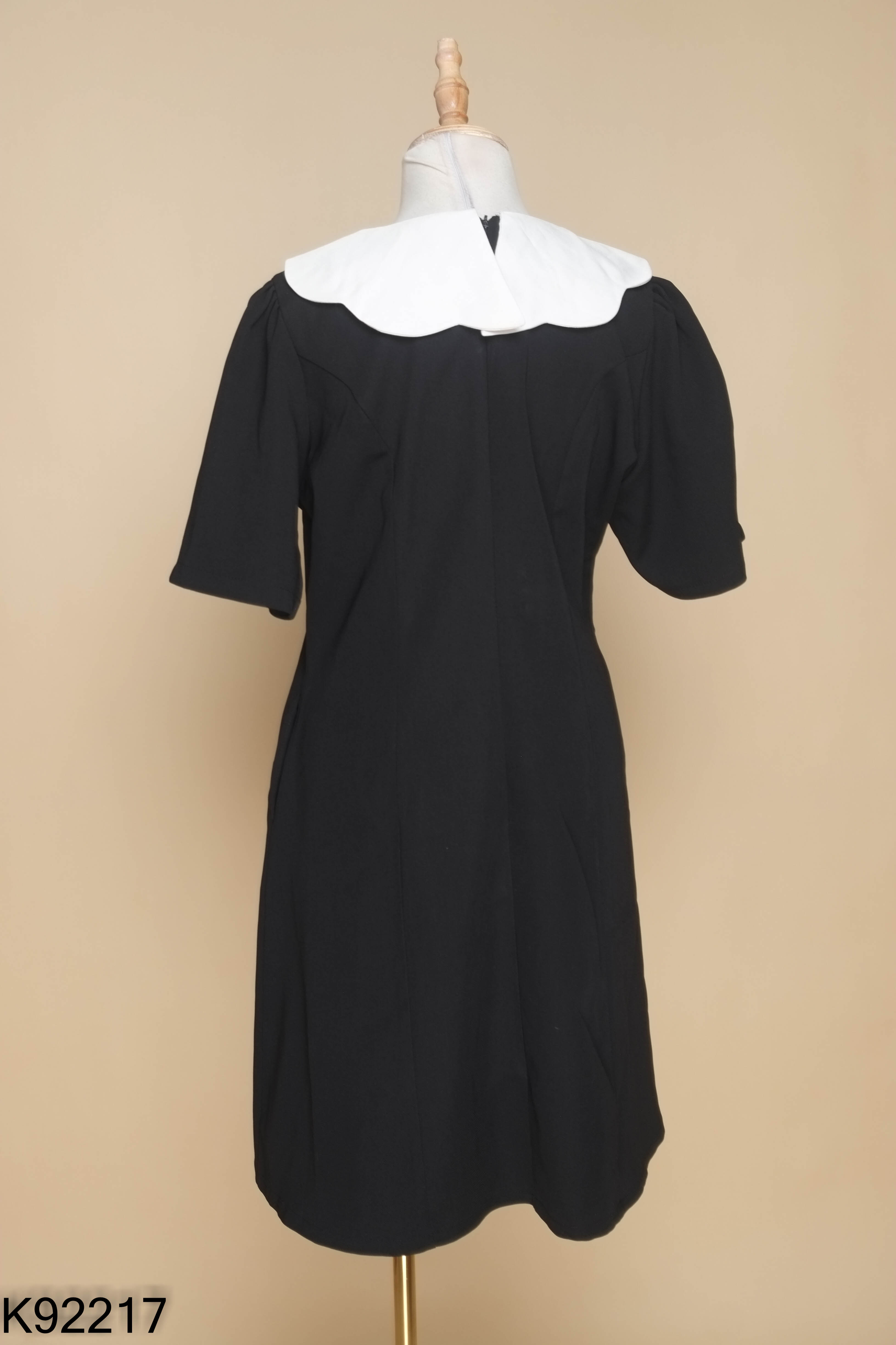 Váy đen cổ trắng phối cúc ngọc LAXMI BOUTIQUE