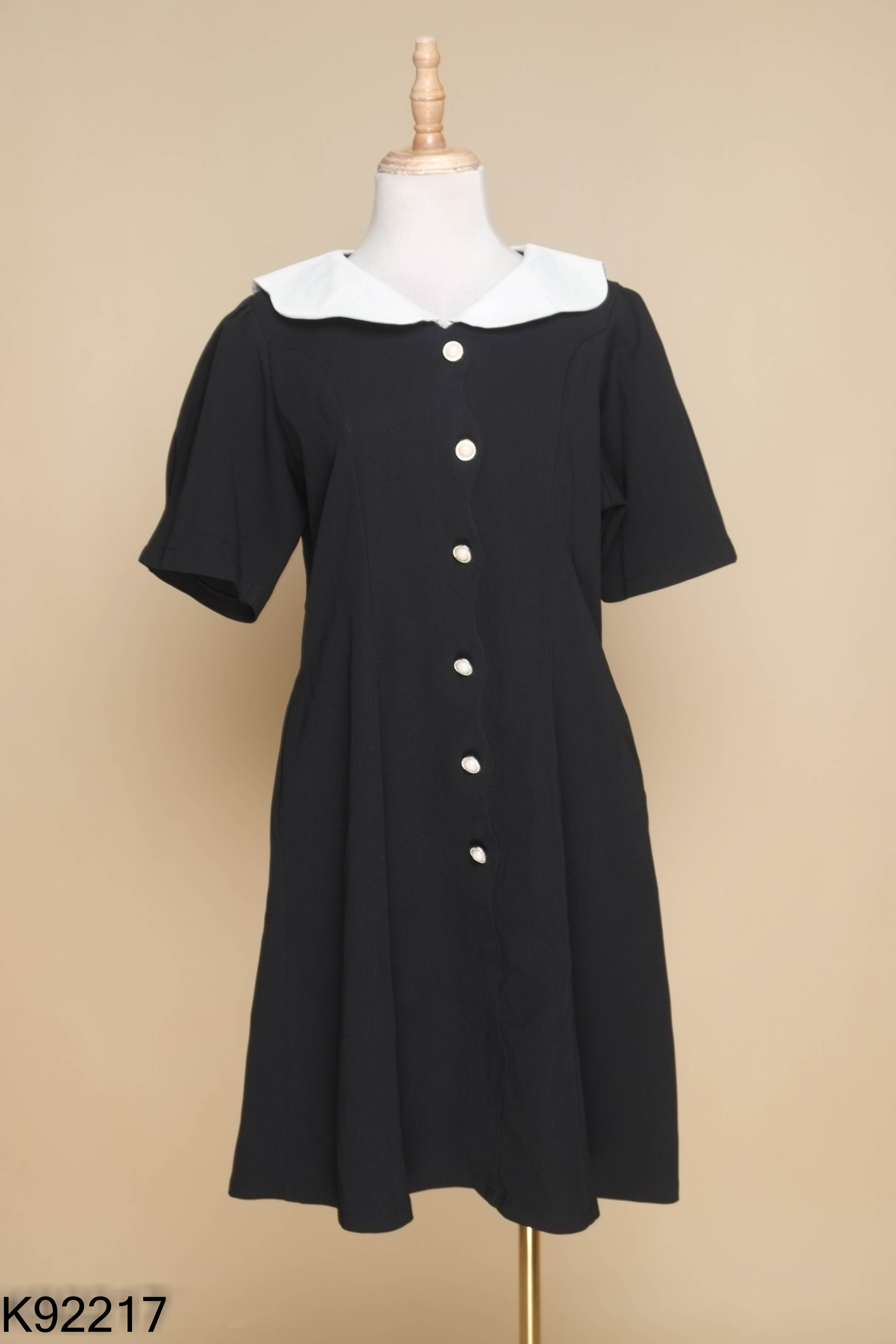Váy đen cổ trắng phối cúc ngọc LAXMI BOUTIQUE