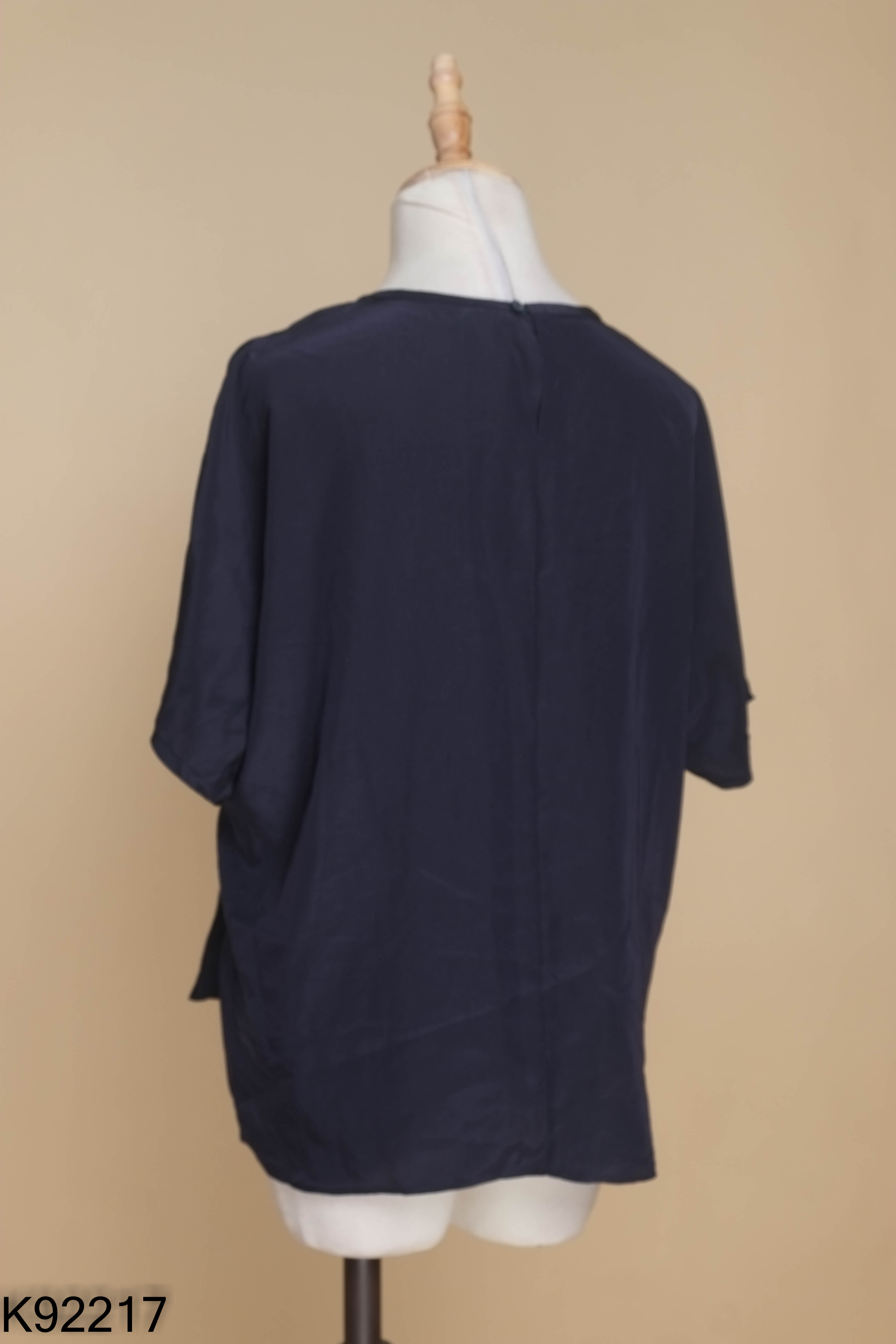 Áo xanh UNIQLO trơn suông