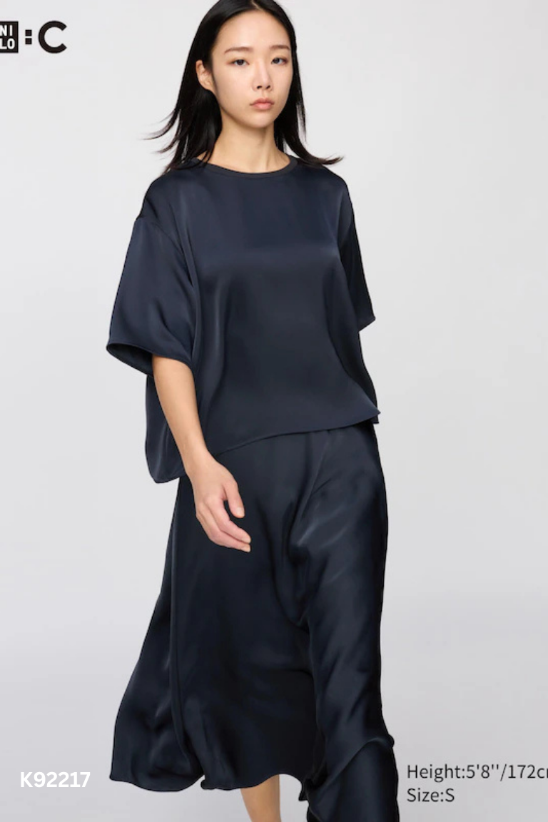 Áo xanh UNIQLO trơn suông