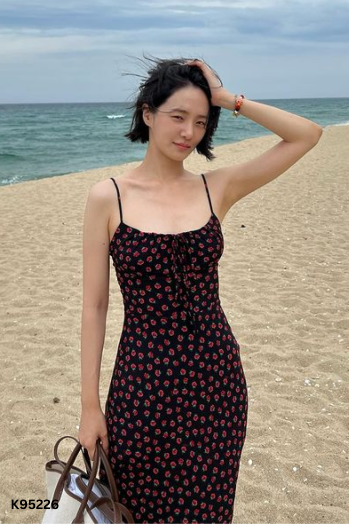 Váy hai dây đen hoạ tiết hoa hồng